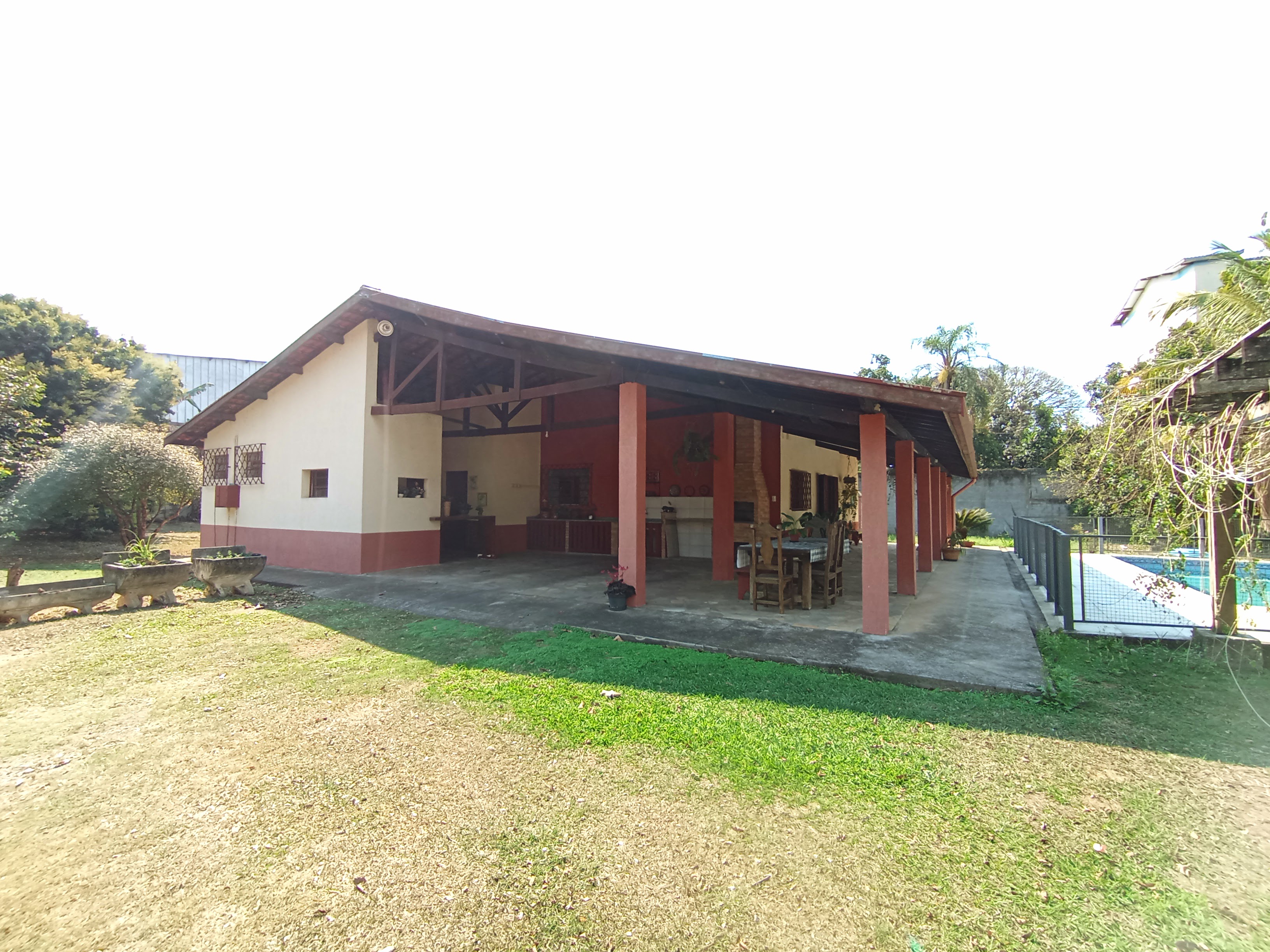 Chácara para venda e locação com 3 dormitórios no bairro Santana em Pindamonhangaba/SP.