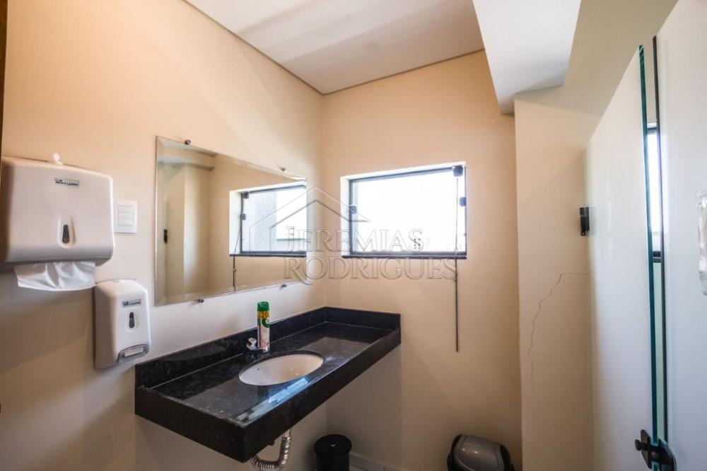 Prédio comercial à venda no Centro em Taubaté/SP. 