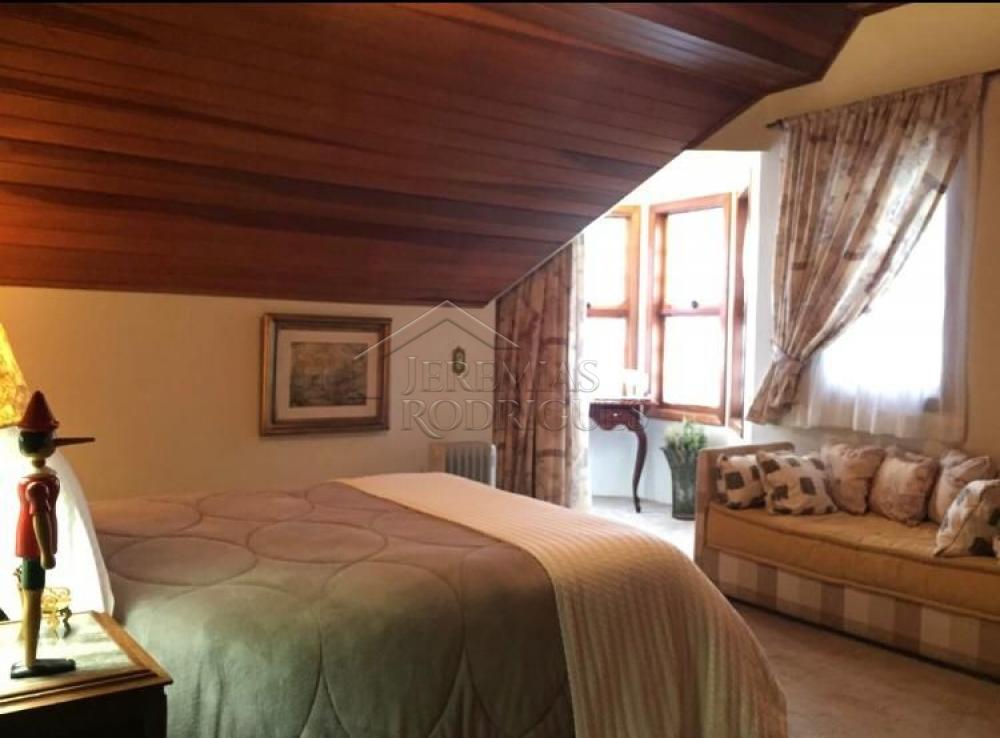 Casa à venda com 6 dormitórios no Alto Do Capivari em Campos do Jordão/SP.