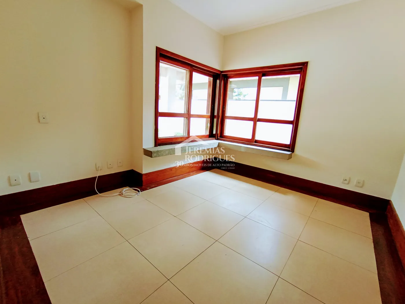 Casa à venda e locação com 4 suítes no Condomínio Colonial Village I em Pindamonhangaba/SP.