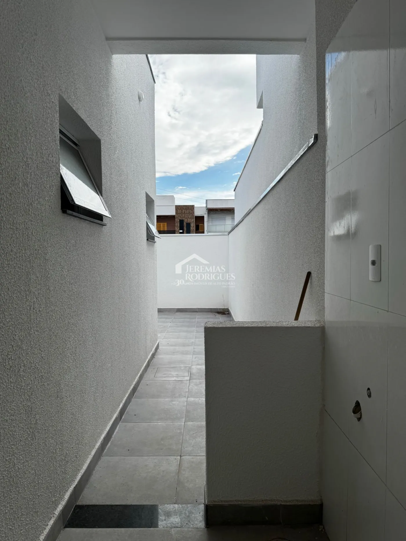 Casa à venda com 3 dormitórios no Condomínio Vila Romana em Pindamonhangaba/SP.