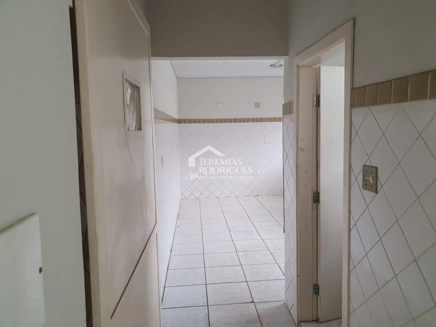 Galpão à venda no bairro Jardim Jaraguá em Taubaté/SP.