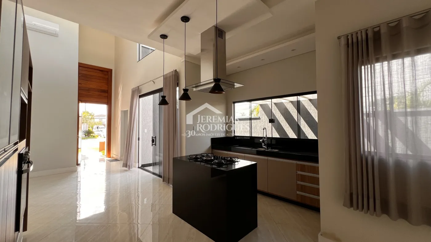 Casa à venda com 3 dormitórios no Condomínio Campos do Conde II em Tremembé/SP.