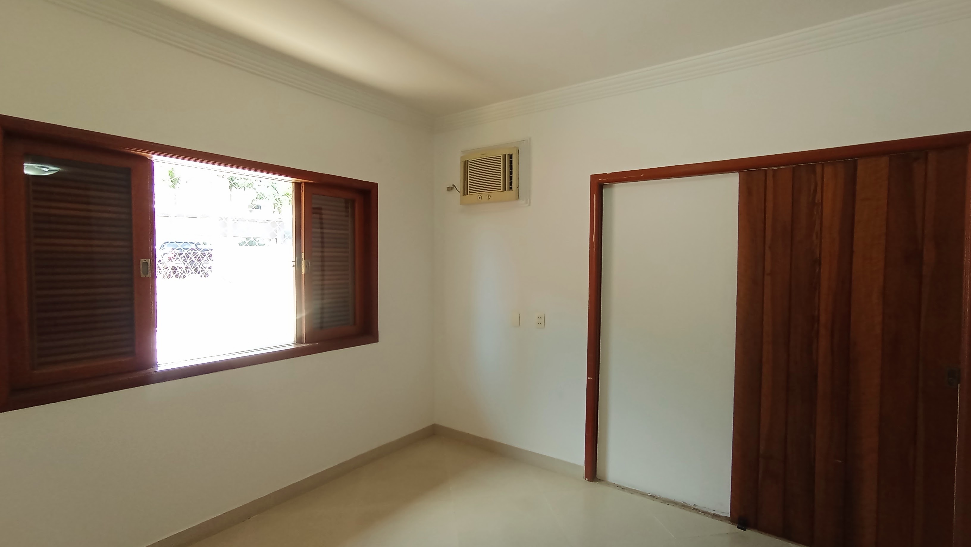 Casa à venda com 3 dormitórios no Condomínio Taubaté Village em Taubaté/SP.