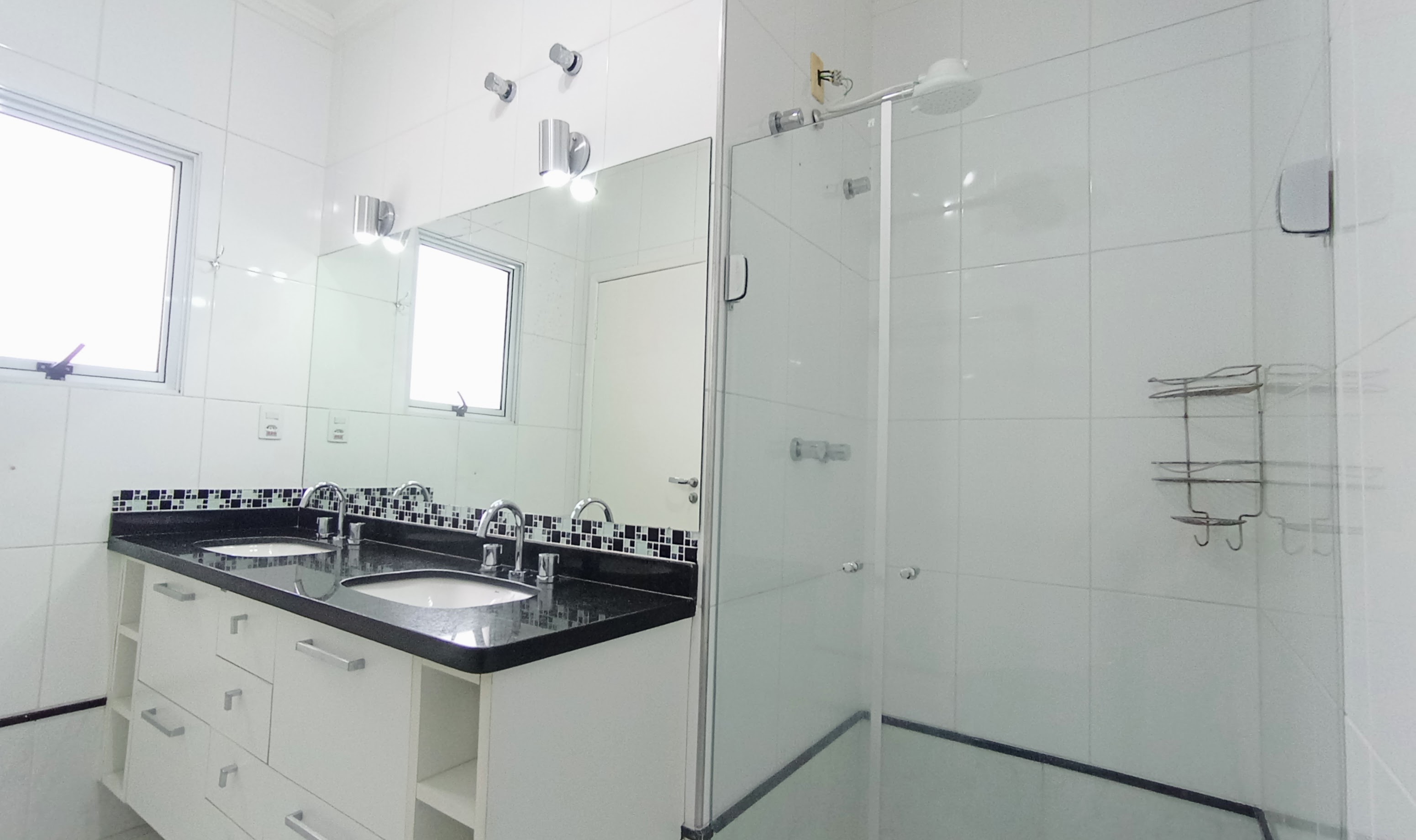 Casa para locação com 3 suítes no Condomínio Campos do Conde II - Chambord em Tremembé/SP.