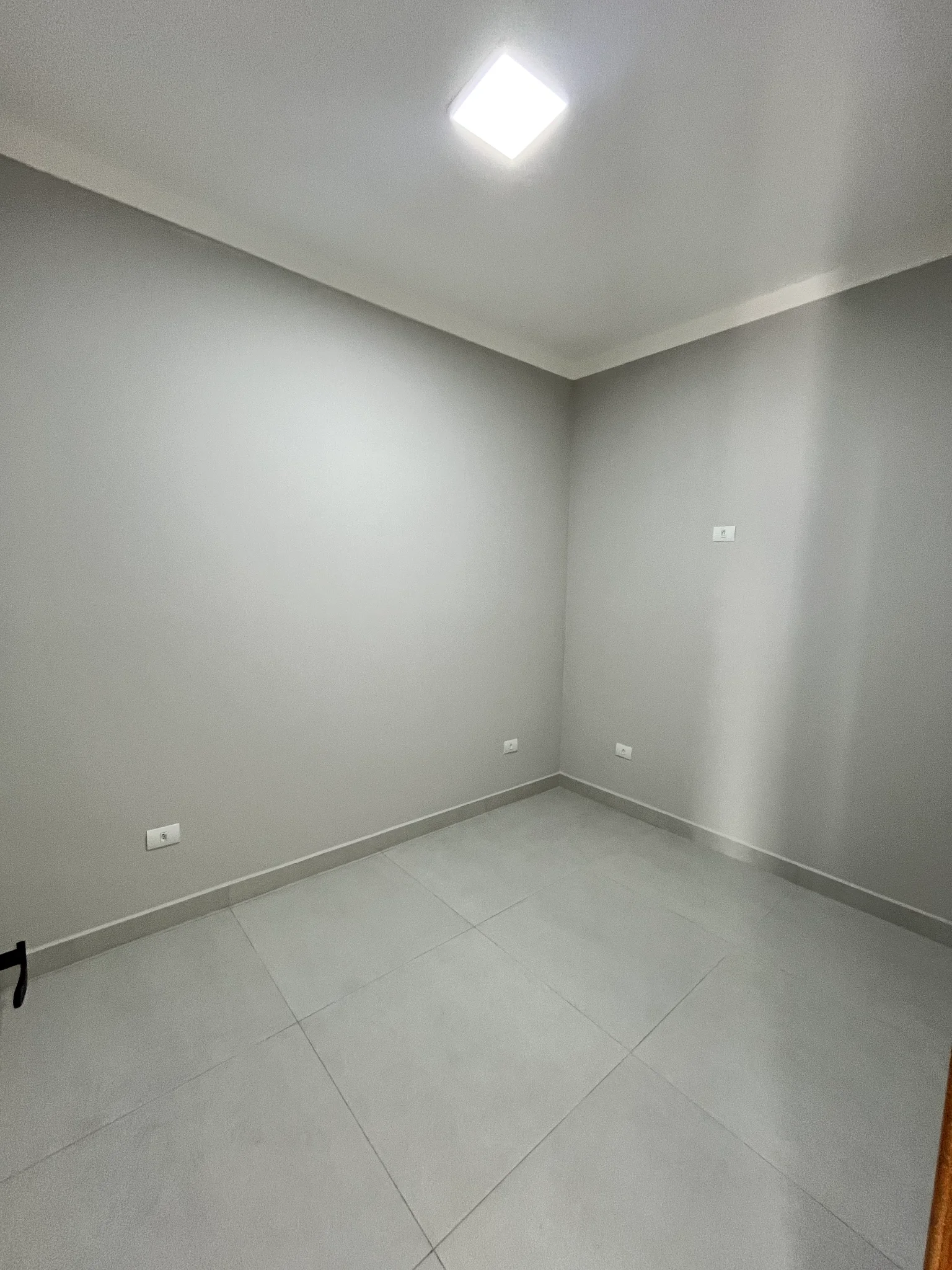 Casa com área gourmet e segurança completa à venda no Parque das Palmeiras – Pindamonhangaba/SP