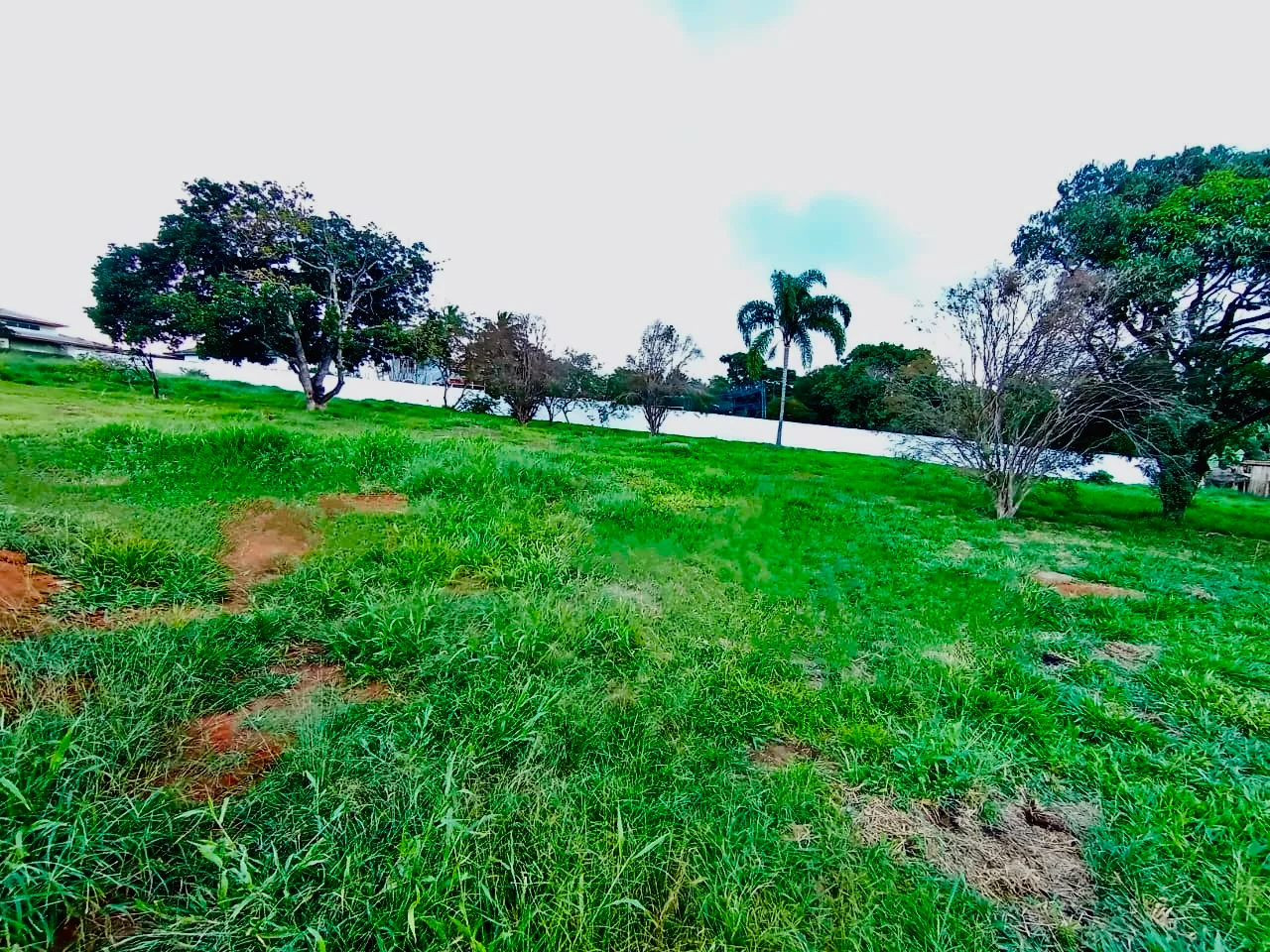 Terreno à venda com 2.500 m² no Condomínio Chácaras Cataguá em Taubaté/SP. 