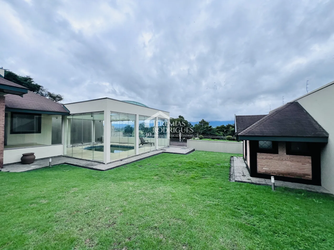 Casa com 8 dormitórios, 900 m² - Condomínio Portal da Serra - Taubaté/SP