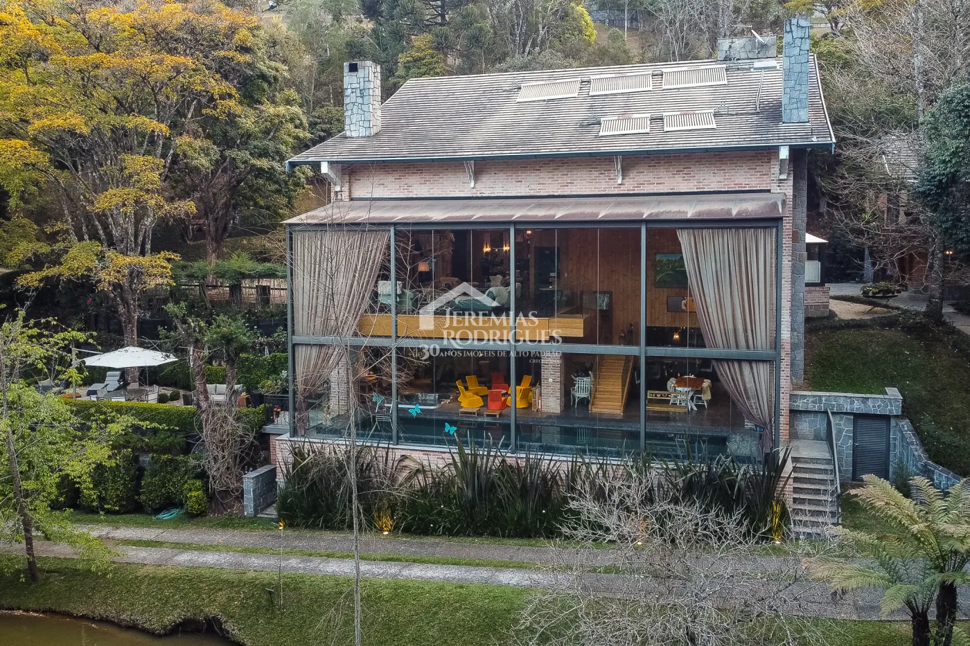 Casa com 7 suítes, 770 m² - Pedra do Fogo - Campos do Jordão/SP.