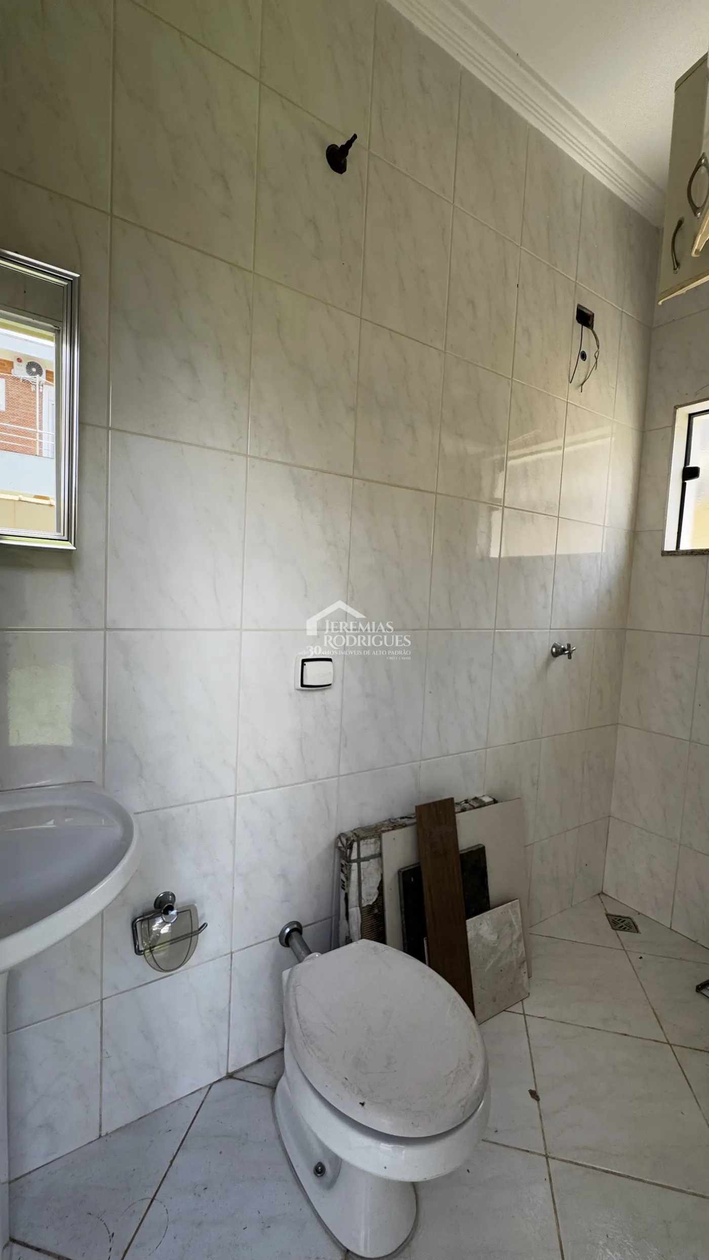 Casa para venda e locação com 4 dormitórios no Condomínio Real Ville I em Pindamonhangaba/SP.