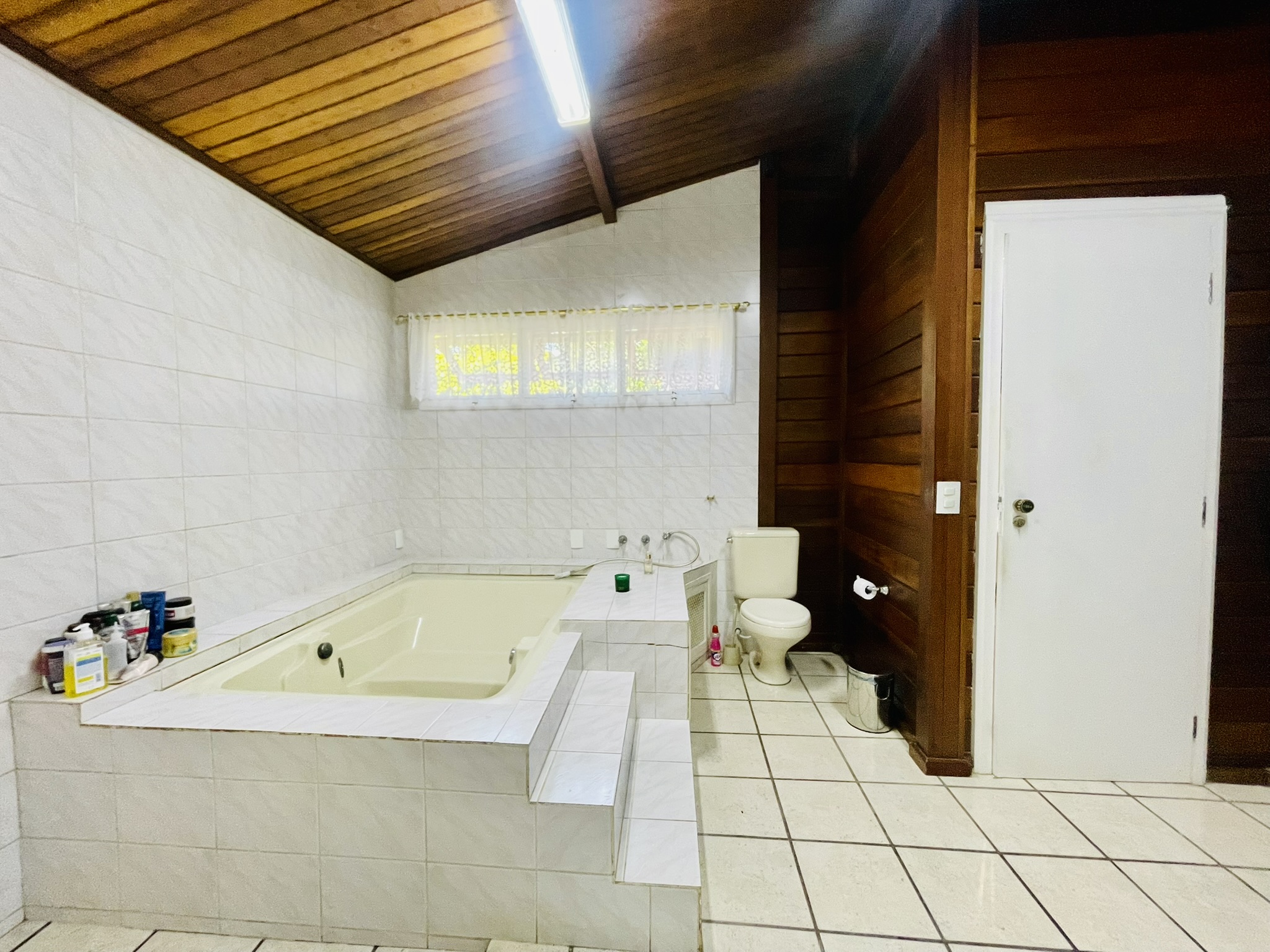 Casa à venda com 4 dormitórios no Condomínio Vale do Sol em Tremembé/SP.