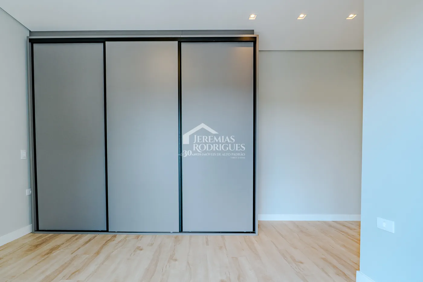 Casa à venda com 4 suítes no Condomínio Residencial Alphaville II em São José dos Campos/SP.