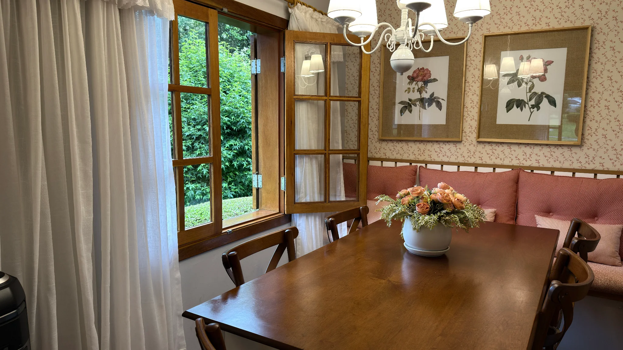 Casa à venda com 2 dormitórios no Condomínio Petiti Village em Campos do Jordão/SP.