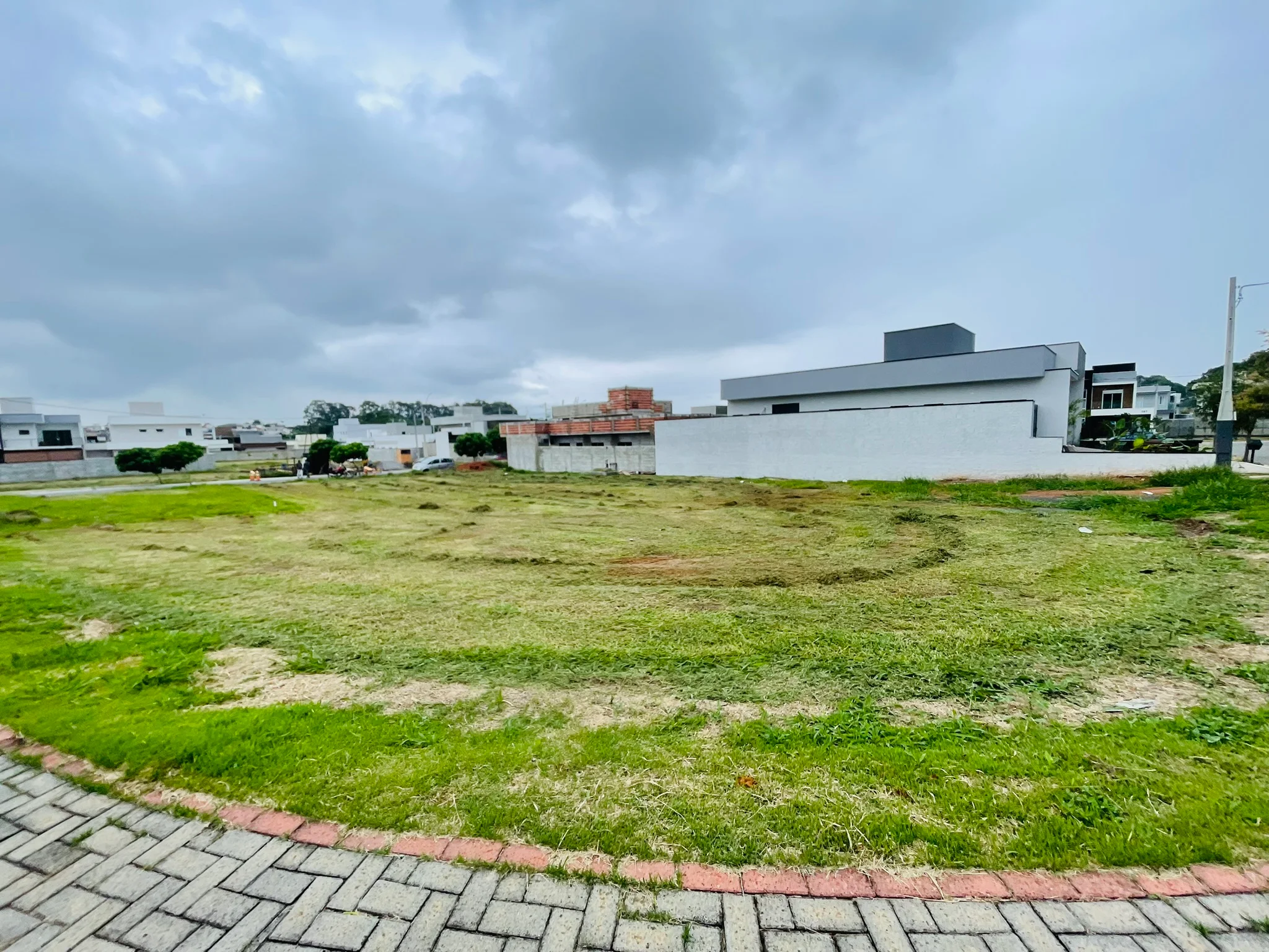 Terreno à venda com 374 m² no Condomínio Bosque do Imperador em Pindamonhangaba/SP. 