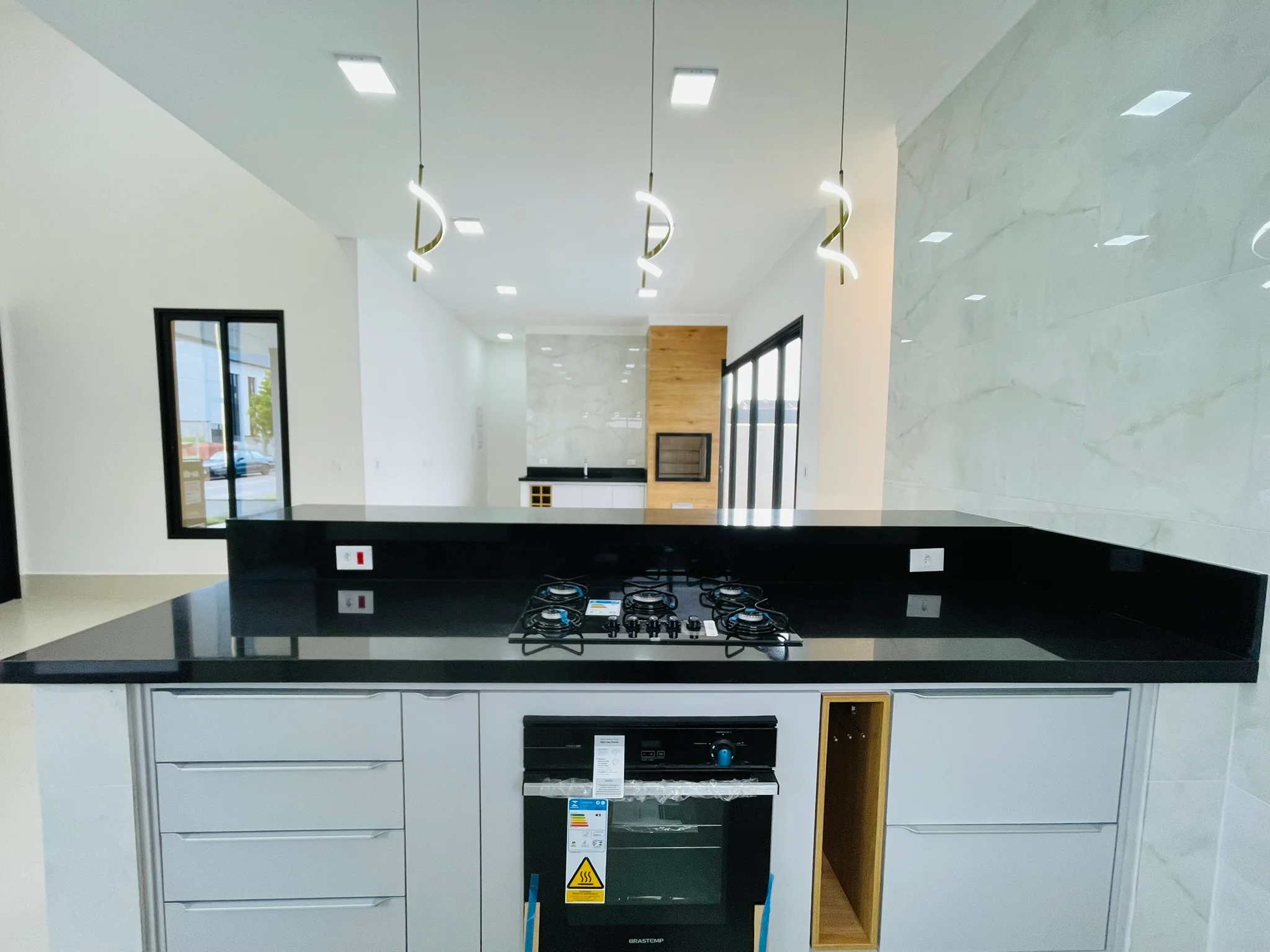 Casa à venda com 4 dormitórios no Condomínio Ouro Ville em Taubaté/SP.