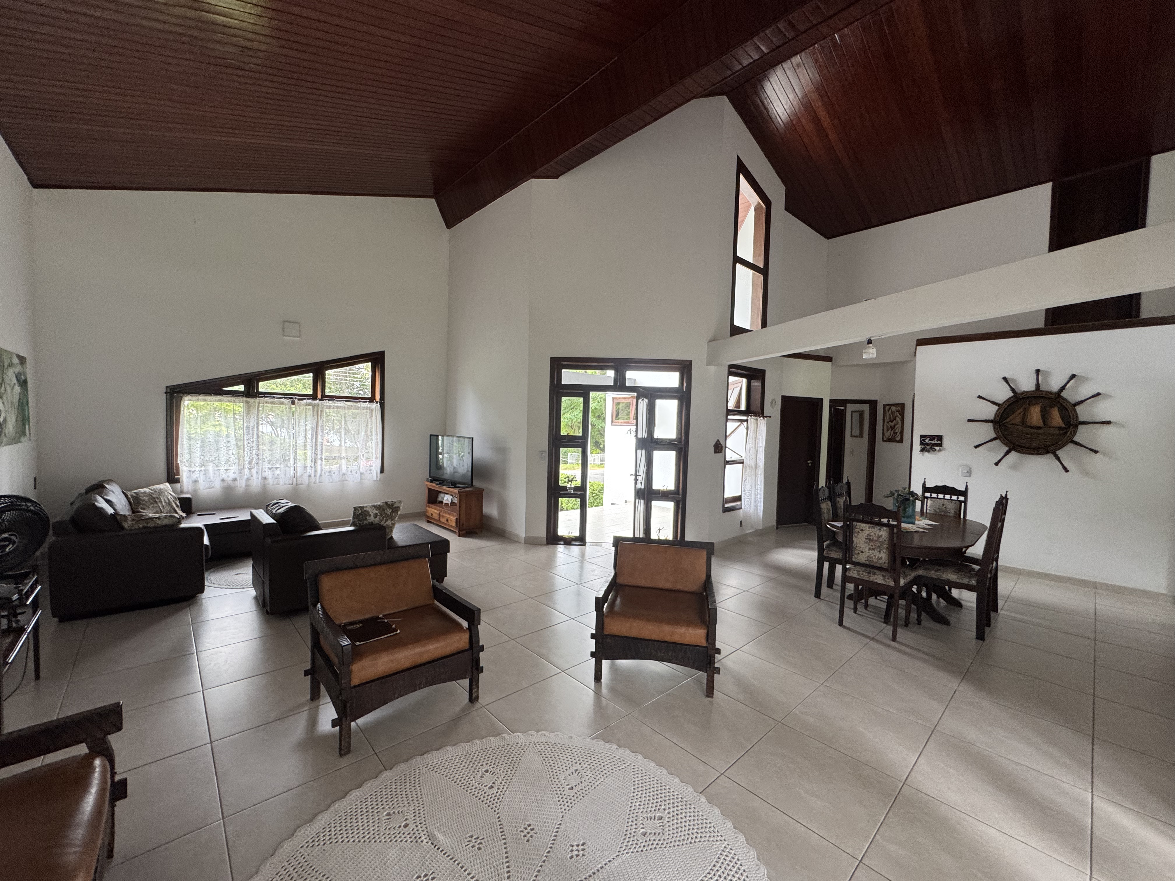 Casa à venda com 3 dormitórios no Condomínio Village Paineiras em Pindamonhangaba/SP.