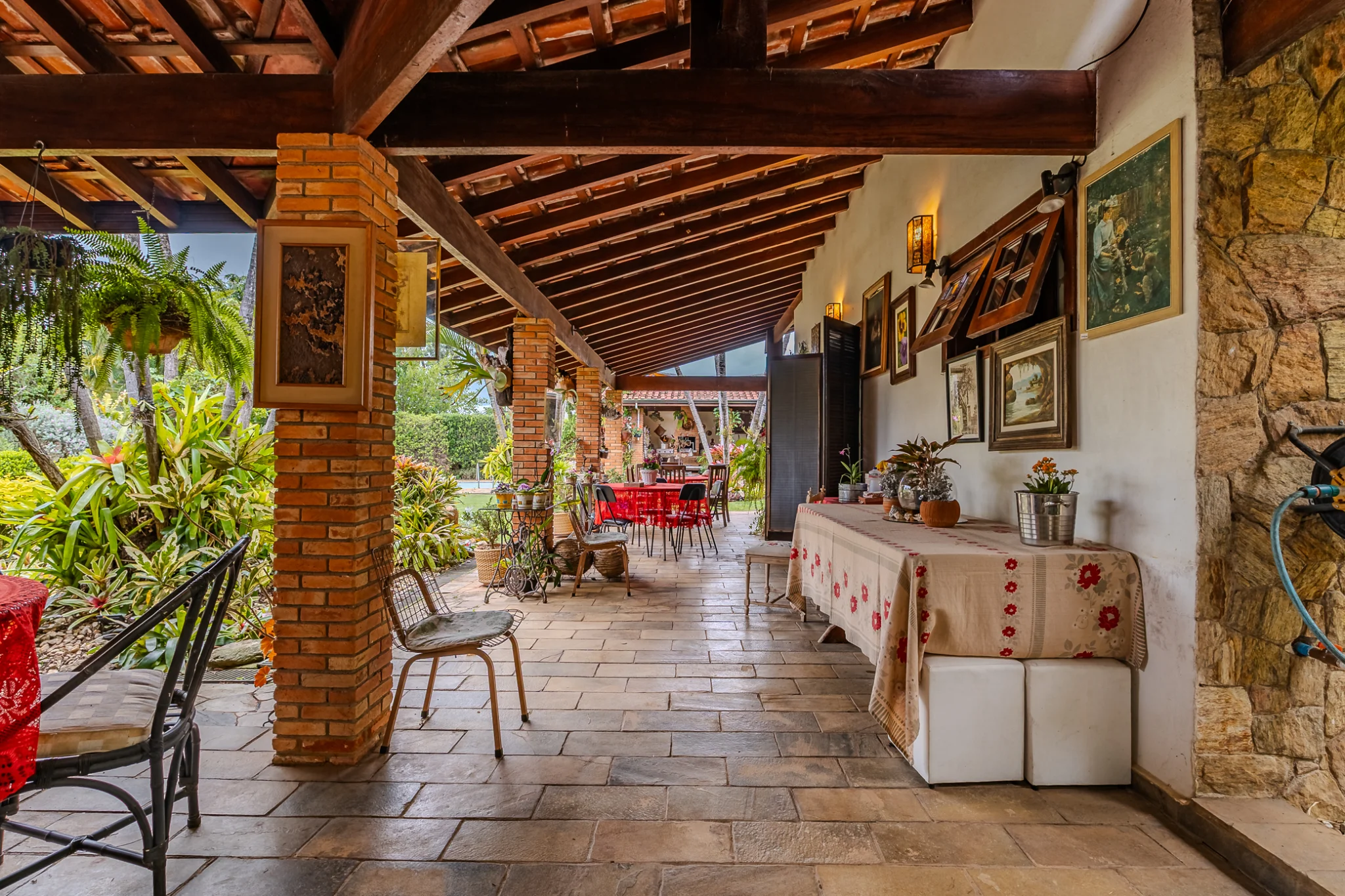 Casa à venda com 4 dormitórios no Condomínio Village Paineiras em Pindamonhangaba/SP. 