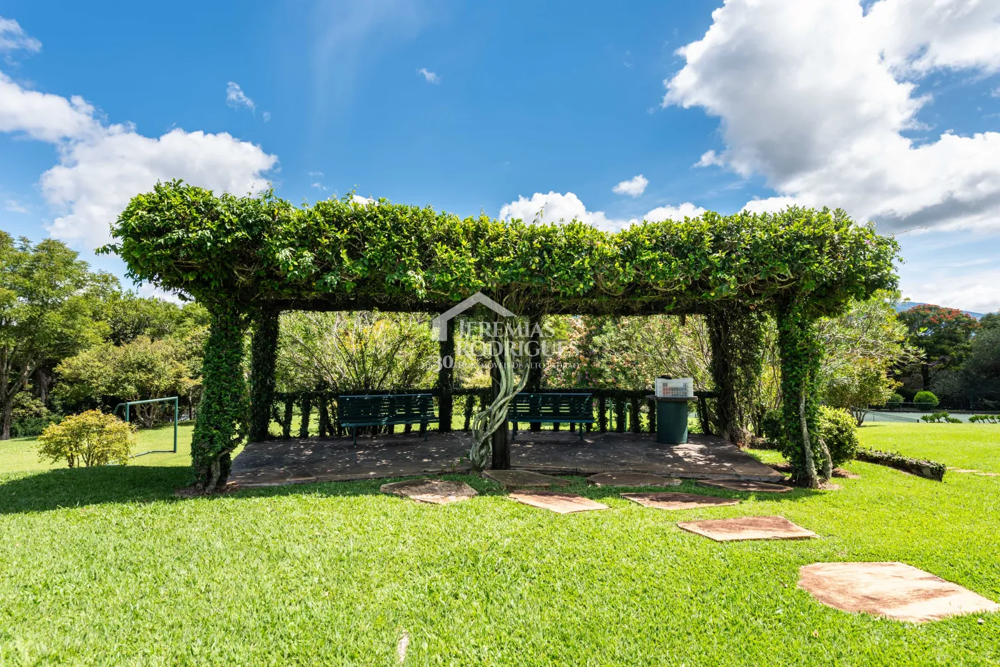 Sitio com 9 suítes, 2.600 m² - Piracaia/SP.