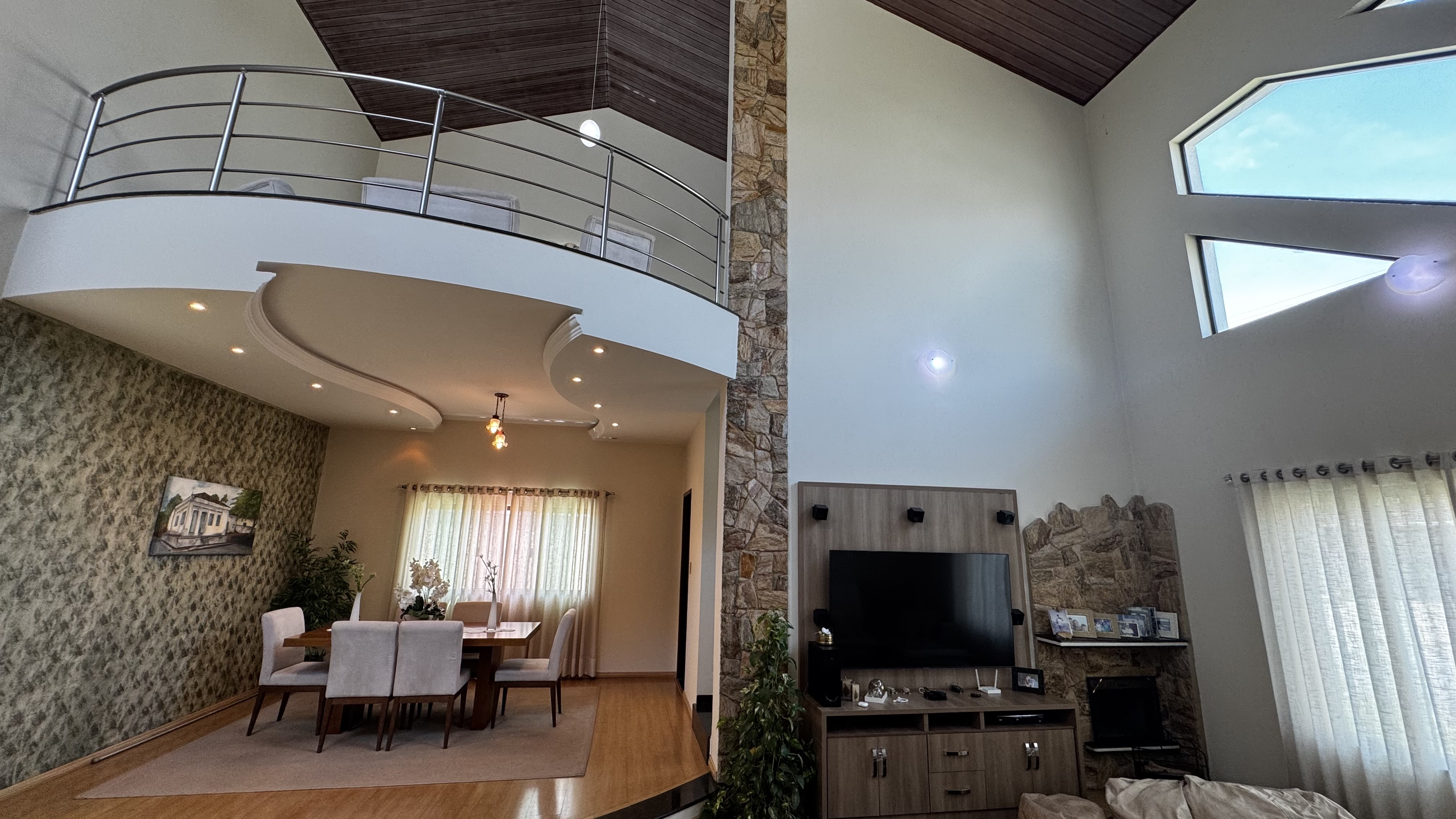 Casa à venda com 3 dormitórios no Condomínio Real Ville em Pindamonhangaba/SP.