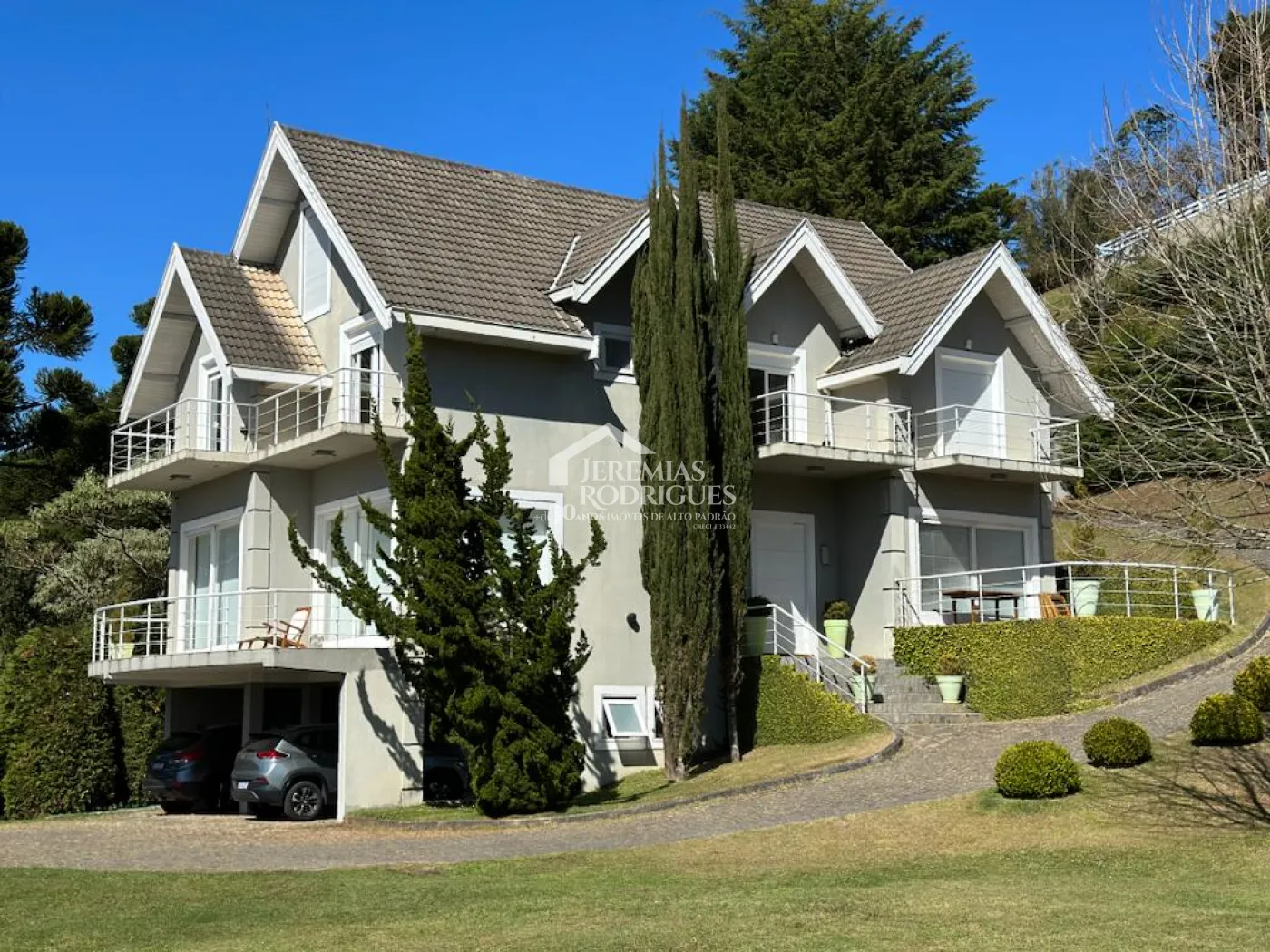 Casa à venda com 7 suítes no Recanto Araucária em Campos do Jordão/SP.