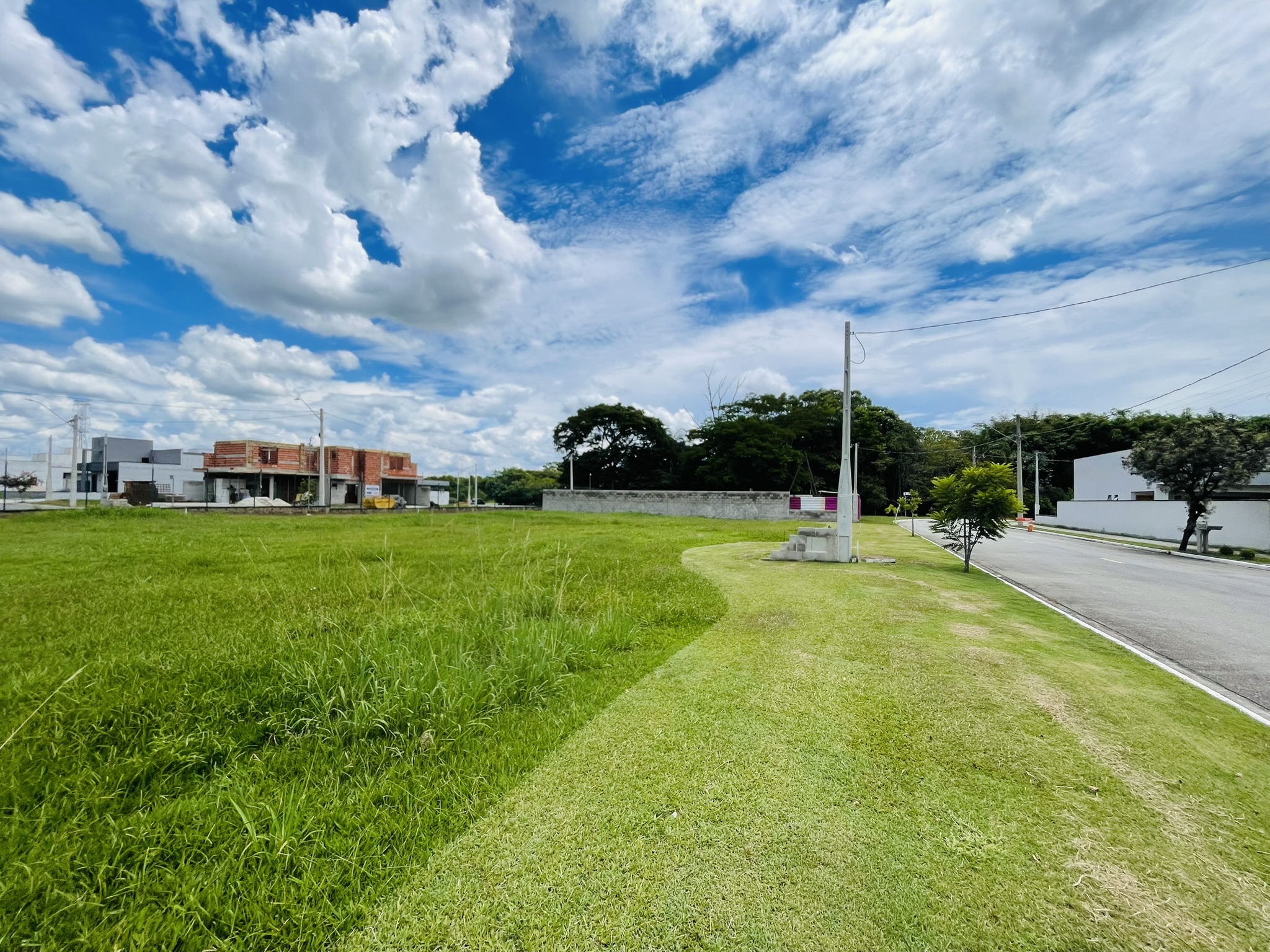 Terreno à venda com 420 m² no Condomínio Reserva Bonsucesso em Pindamonhangaba/SP. 