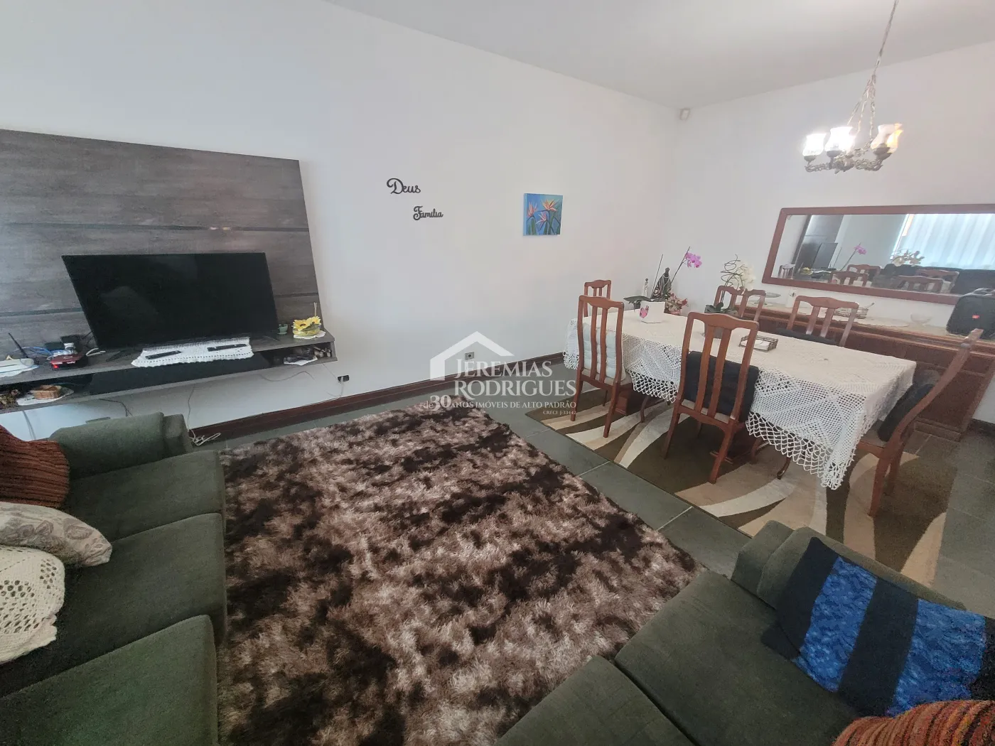 Casa para venda e locação com 3 dormitórios no Parque São Domingos em Pindamonhangaba/SP.