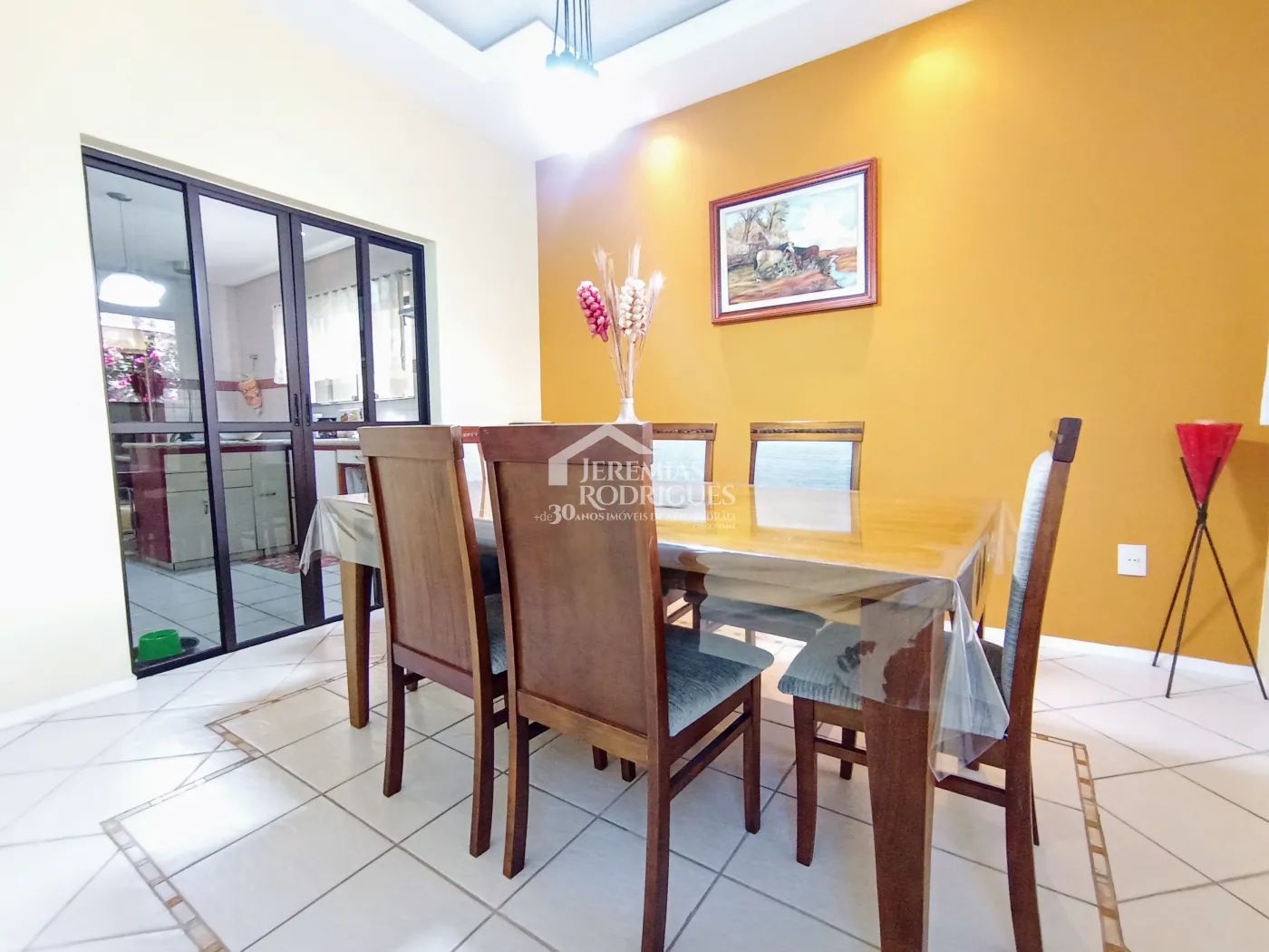 Casa assobradada à venda com 3 suítes no Condomínio Fortaleza em Taubaté/SP.