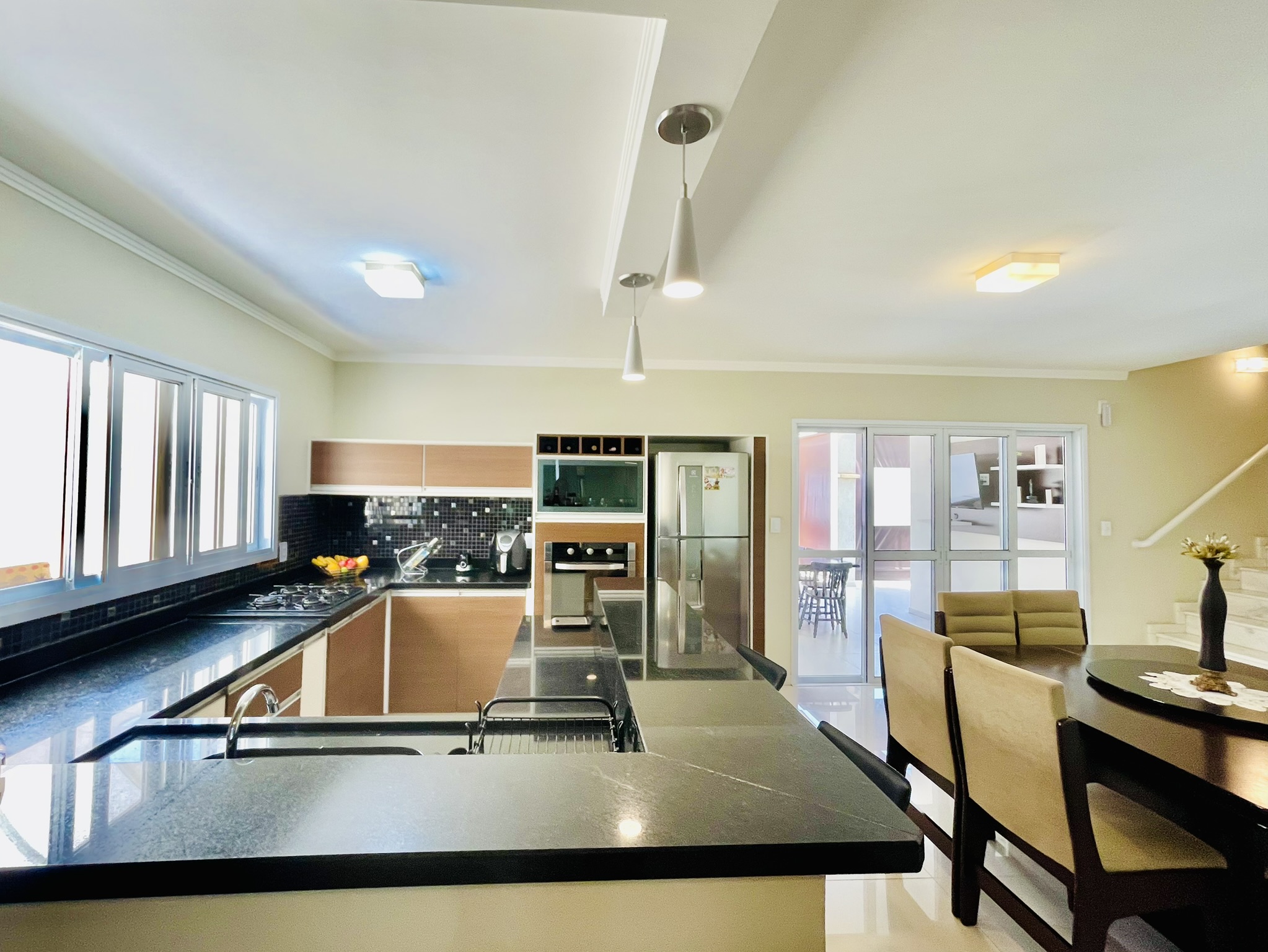 Casa à venda com 3 dormitórios no Condomínio Moema Ville em Pindamonhangaba/SP.