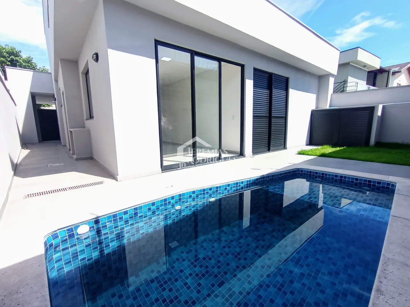 Casa à venda com 3 suítes no Condomínio Campos do Conde II em Tremembé/SP.