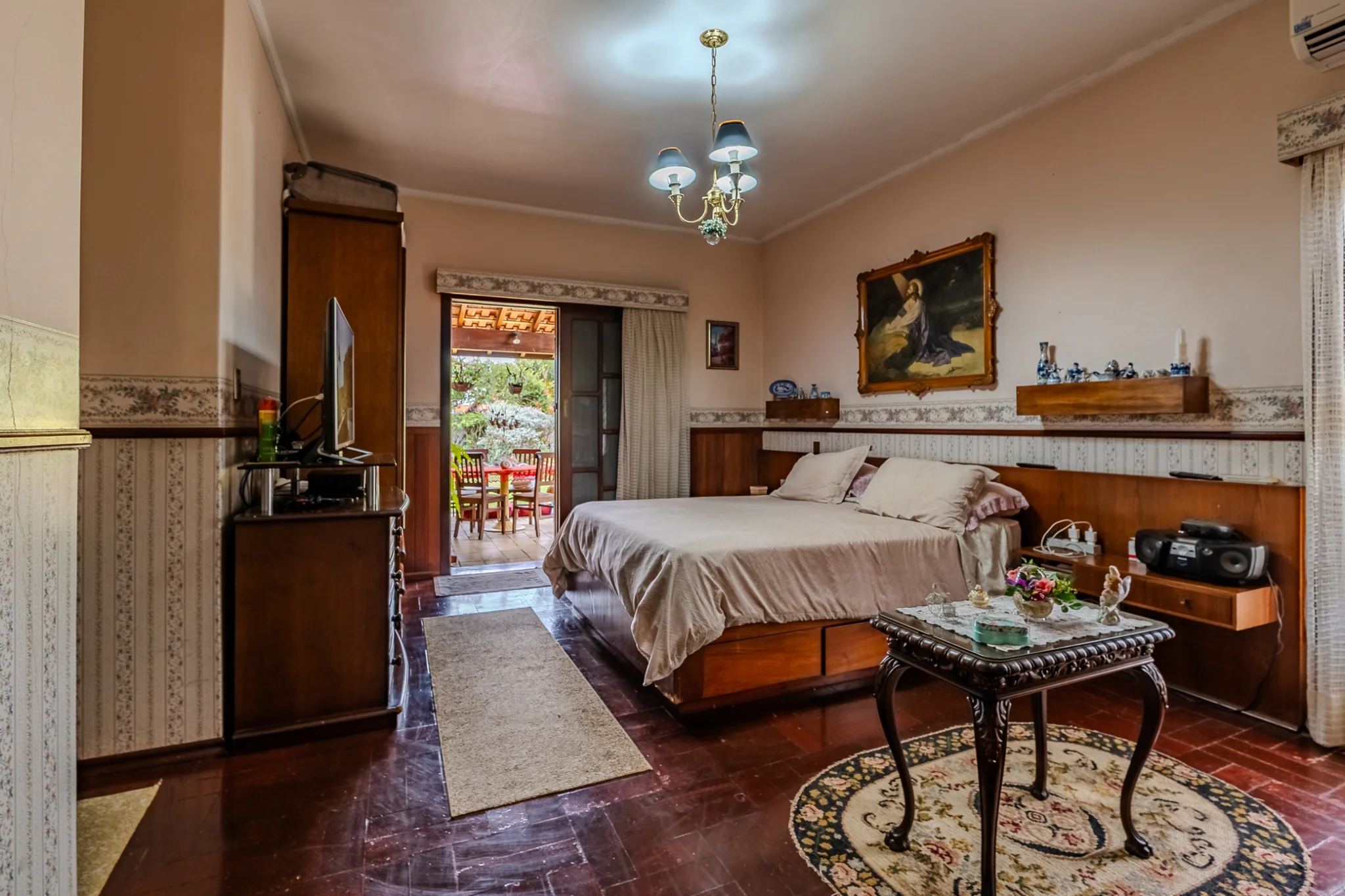 Casa à venda com 4 dormitórios no Condomínio Village Paineiras em Pindamonhangaba/SP. 