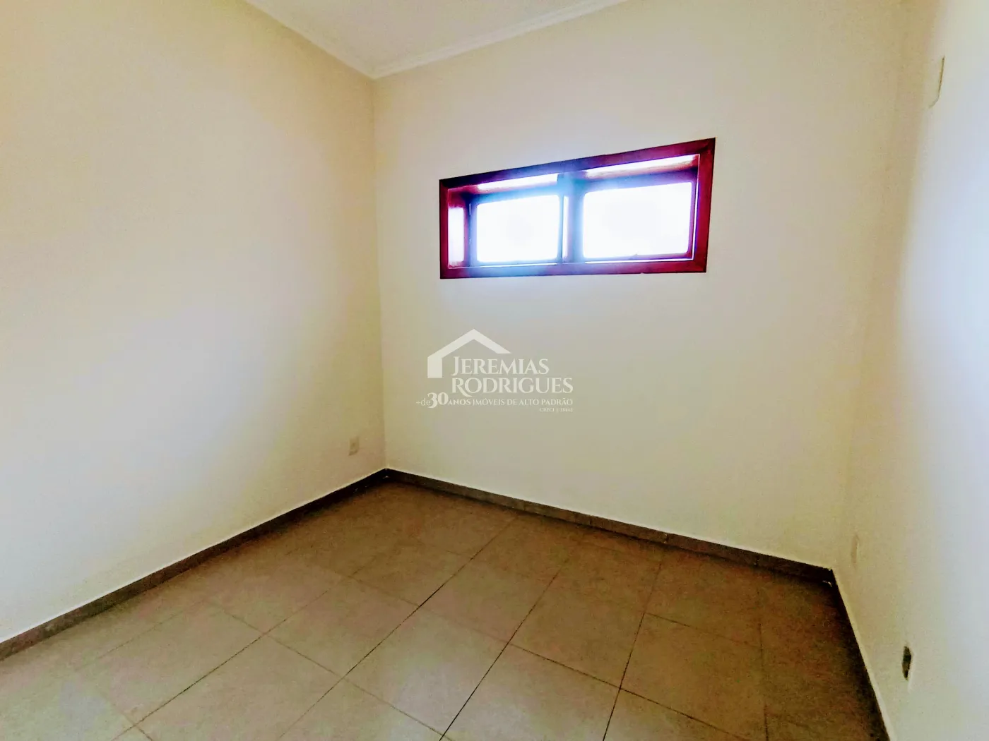 Casa à venda e locação com 4 suítes no Condomínio Colonial Village I em Pindamonhangaba/SP.