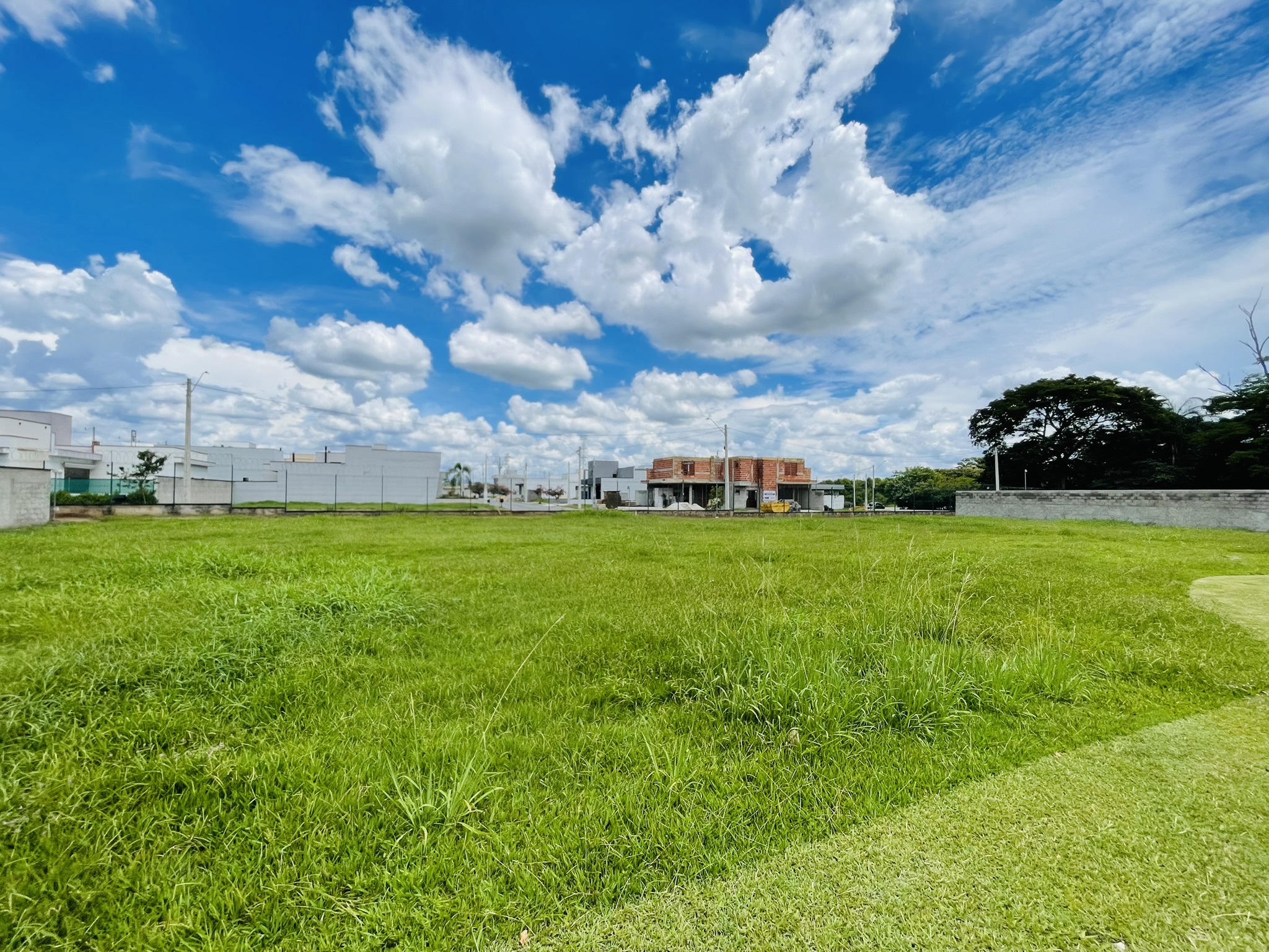 Terreno à venda com 420 m² no Condomínio Reserva Bonsucesso em Pindamonhangaba/SP. 