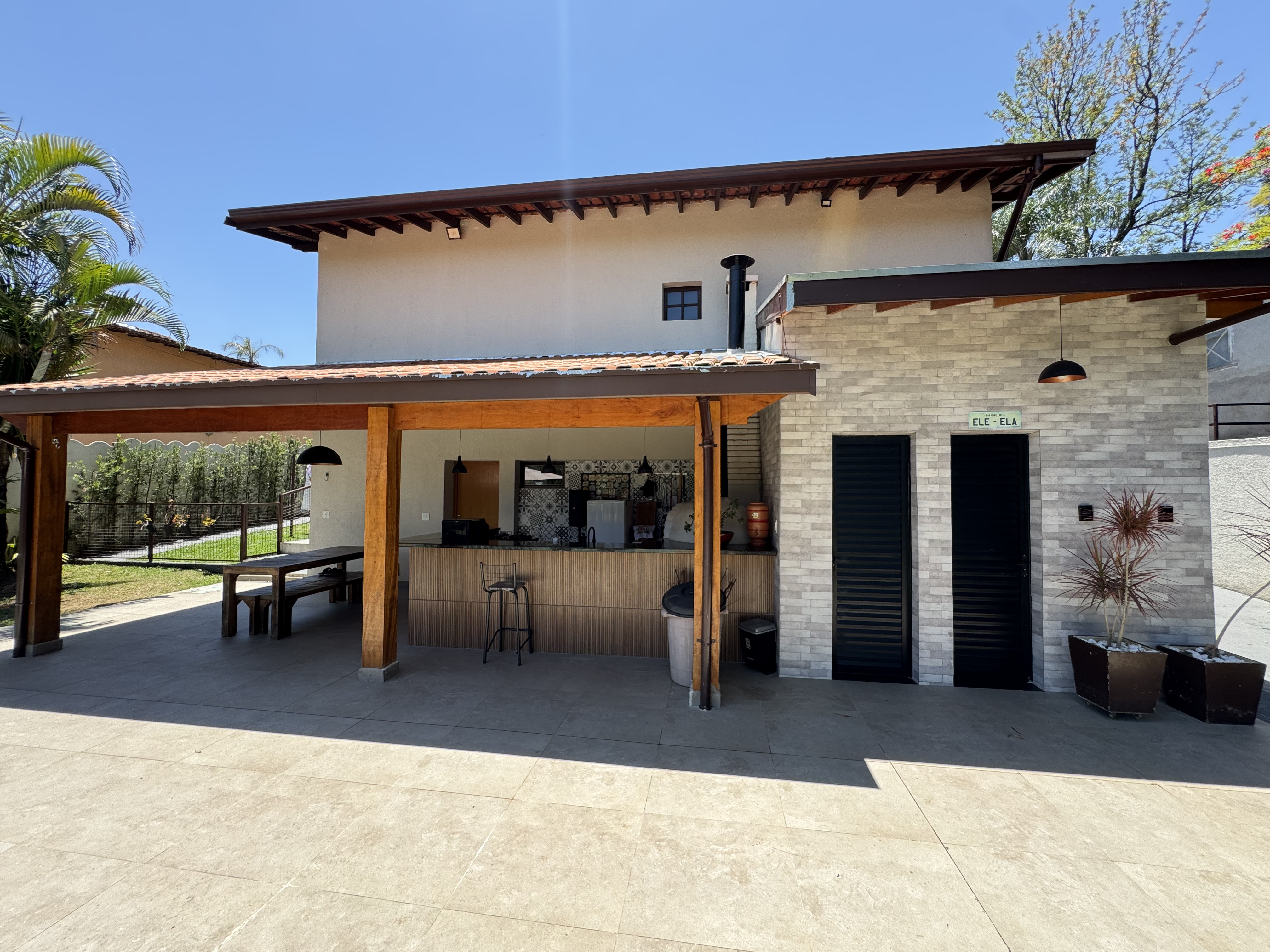 Casa à venda com 4 dormitórios no Condomínio Village Paineiras em Pindamonhangaba/SP.