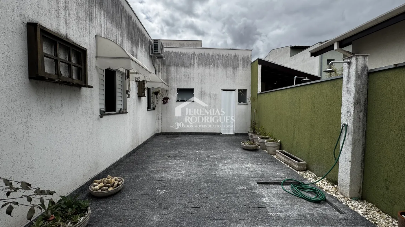 Casa à venda com 4 dormitórios no Condomínio Village do Sol em Pindamonhangaba/SP.