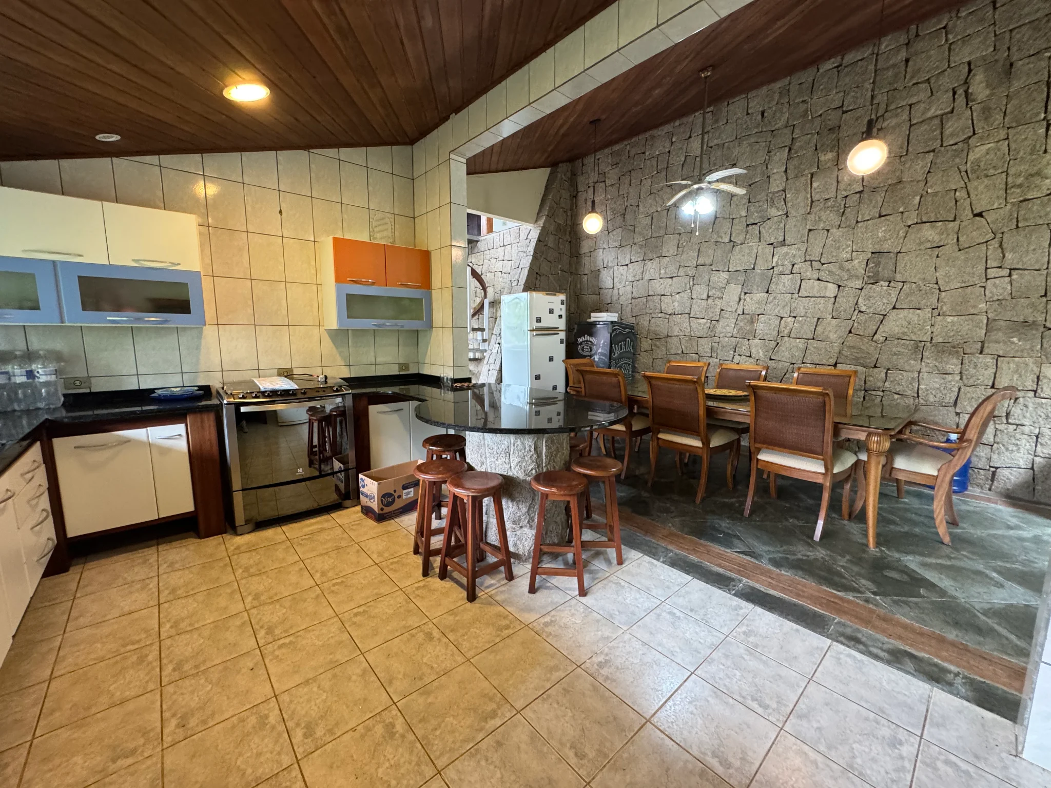 Casa à venda com 5 dormitórios no Condomínio Ponta das Toninhas em Ubatuba/SP. 