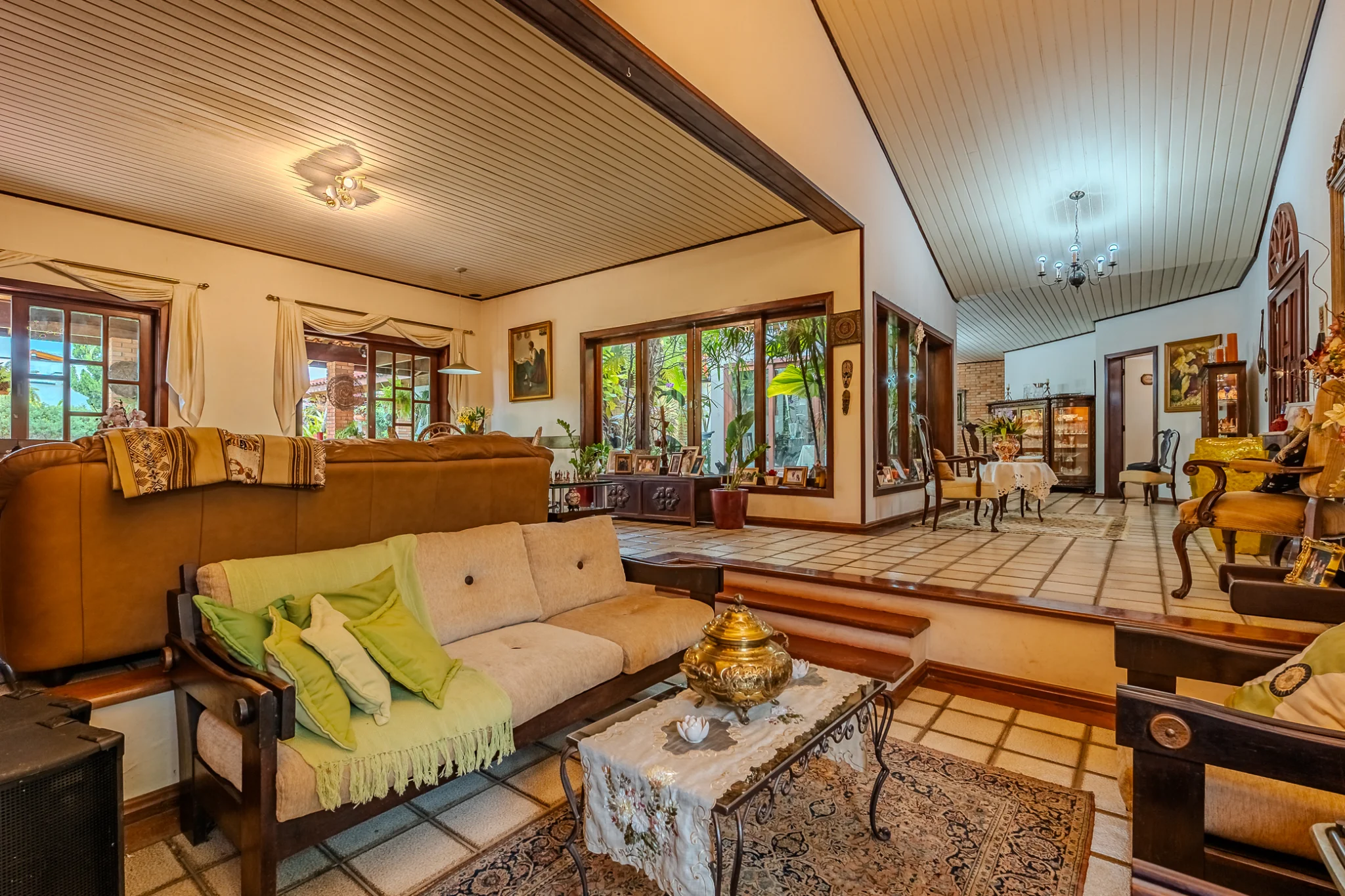 Casa à venda com 4 dormitórios no Condomínio Village Paineiras em Pindamonhangaba/SP. 