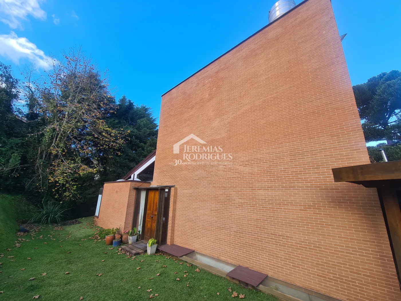 Casa à venda com 6 suítes no Condomínio Jardim Véu da Noiva em Campos do Jordão/SP