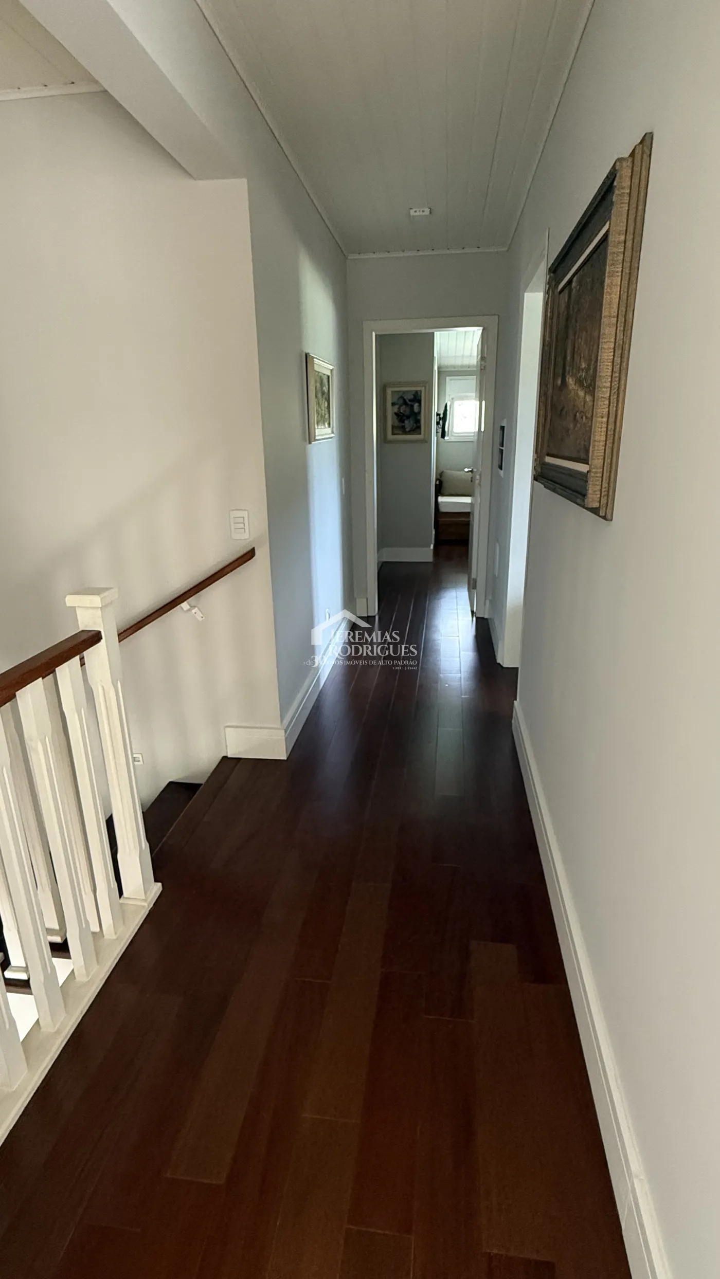 Casa à venda com 4 suítes no Condomínio Jardim Monte Belo em Campos do Jordão/SP.