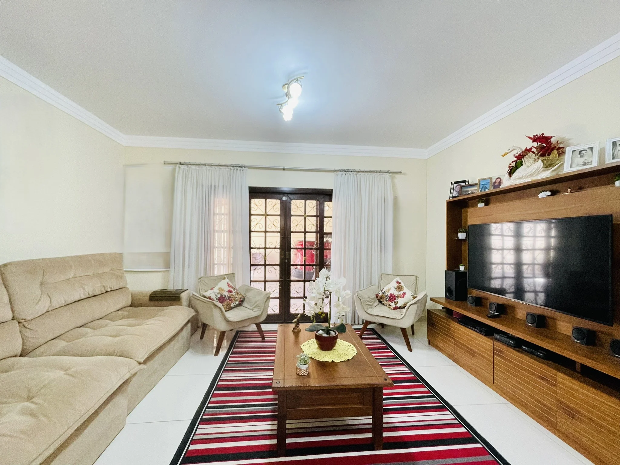 Casa à venda com 5 dormitórios no bairro Esplanada Independência em Taubaté/SP. 