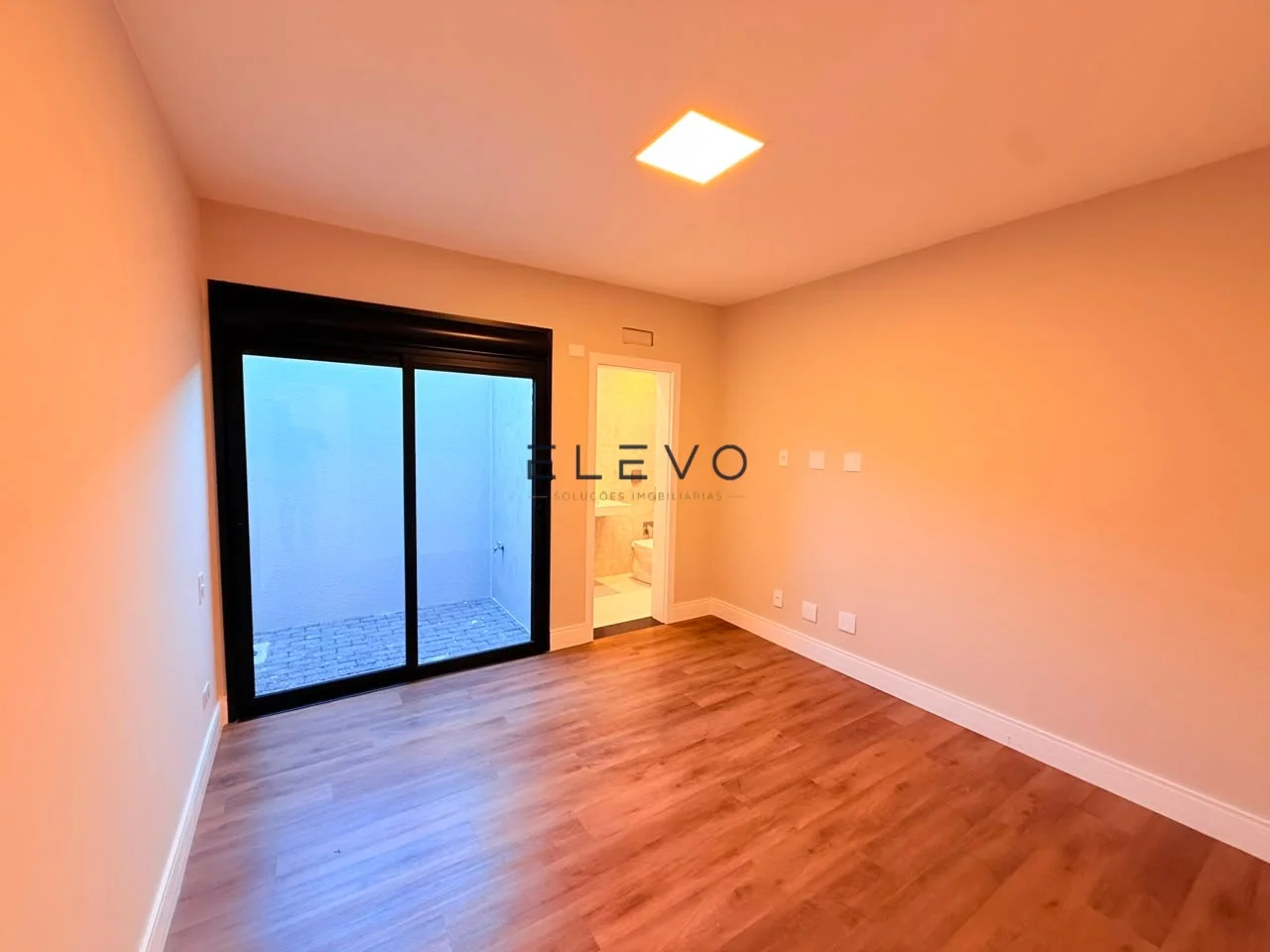 Casa Térrea à Venda no Condomínio Ouro Verde | 3 Suítes, Piscina e 237 m² em Sarandi-PR
