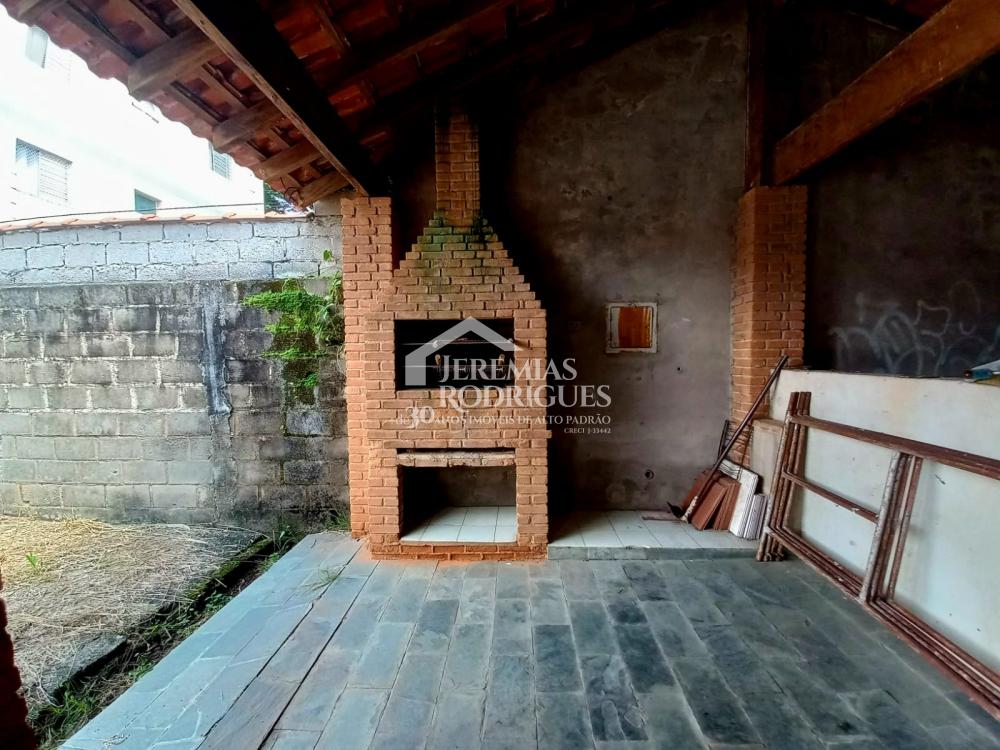 Espetacular casa térrea com piscina, quintal amplo e ótima localização - Pindamonhangaba/SP