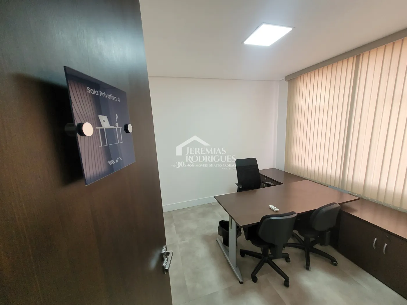 Três salas comerciais com 300 m² no Edifício Village Coworking em Pindamonhangaba/SP.