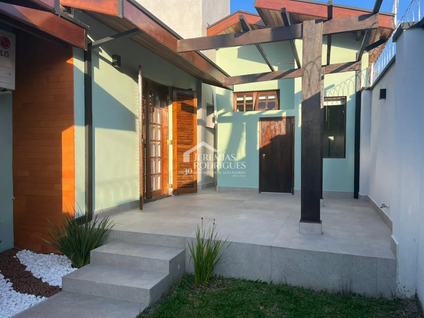 Casa à venda com 2 suítes no bairro Quiririm em Taubaté/SP.