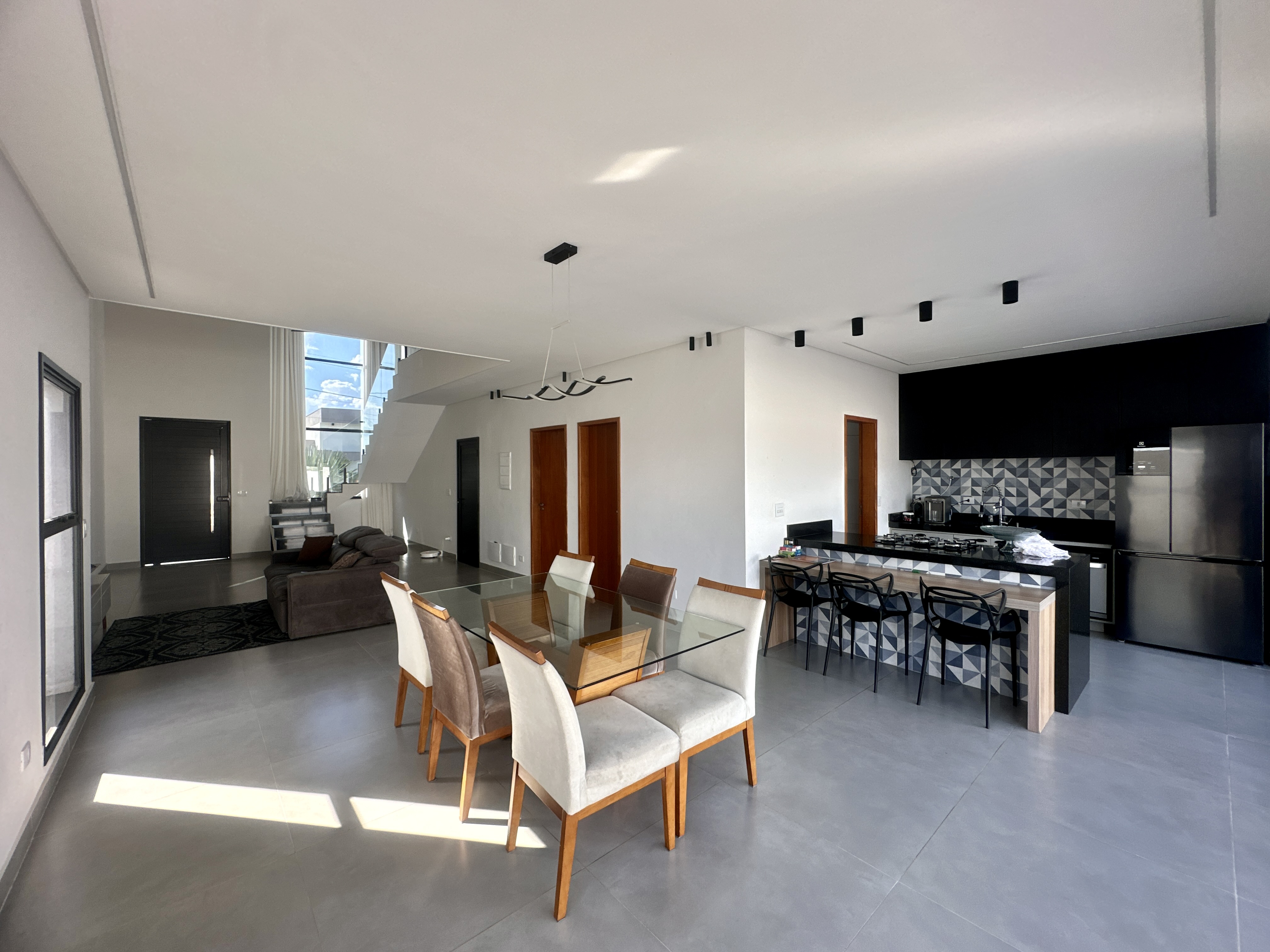 Casa à venda com 4 dormitórios no Condomínio Bella Vitta em Caçapava/SP.