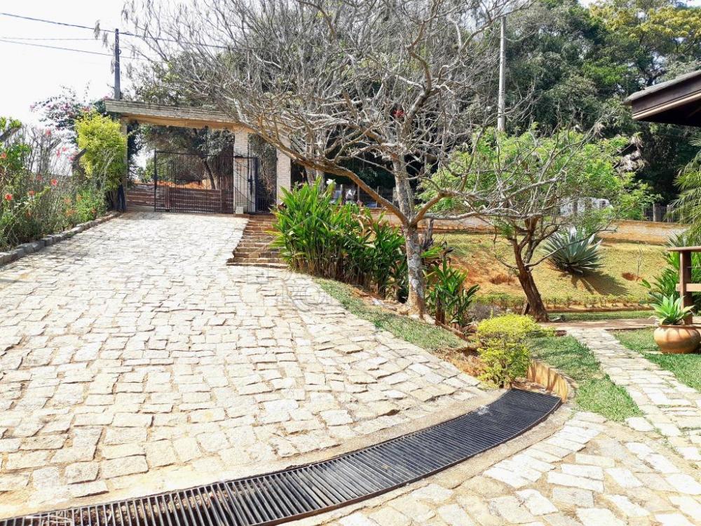 Casa à venda com 6 dormitórios no Condomínio Chácaras Cataguá em Taubaté/SP.