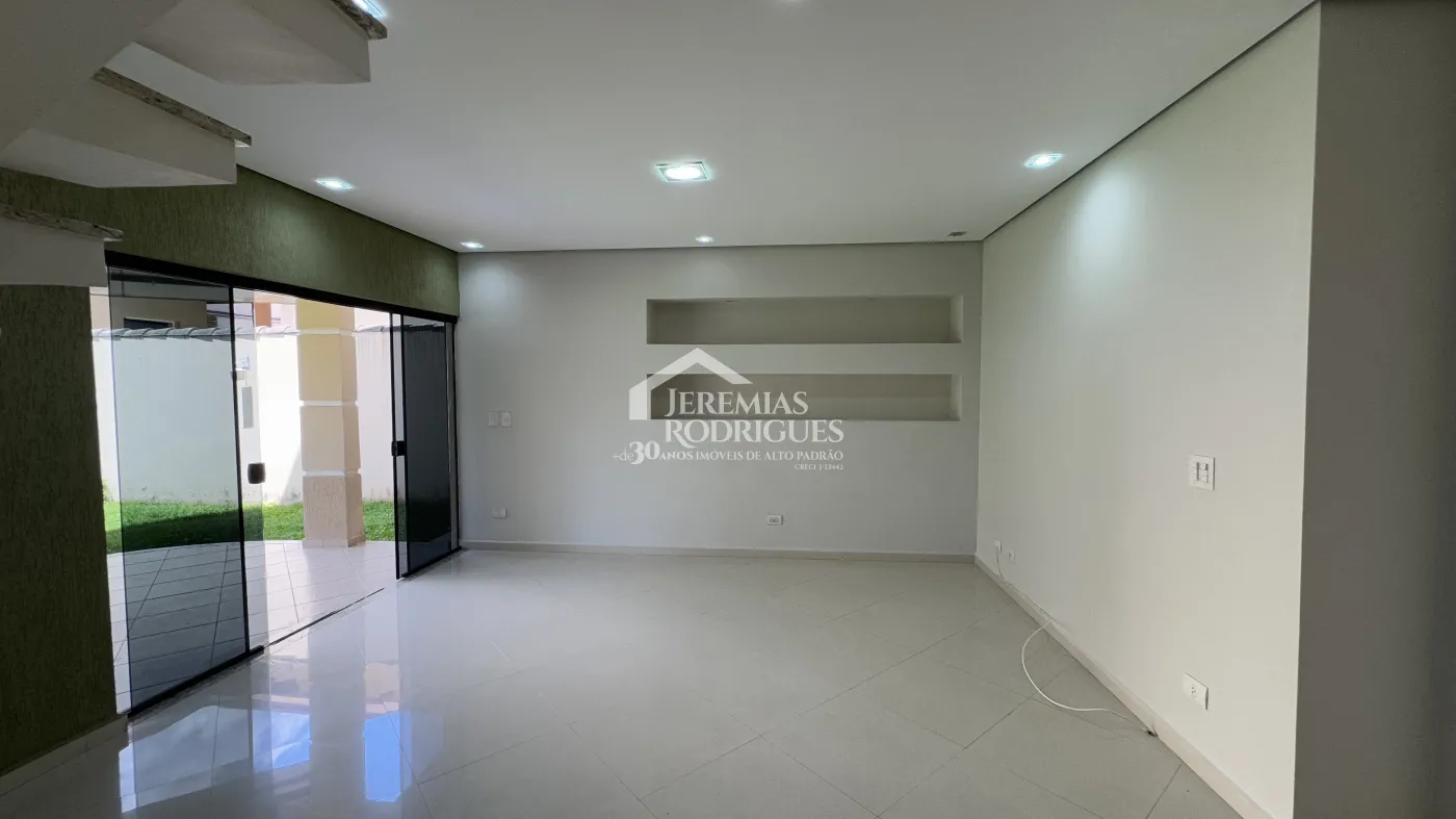 Casa para venda e locação com 4 dormitórios no Condomínio Real Ville I em Pindamonhangaba/SP.