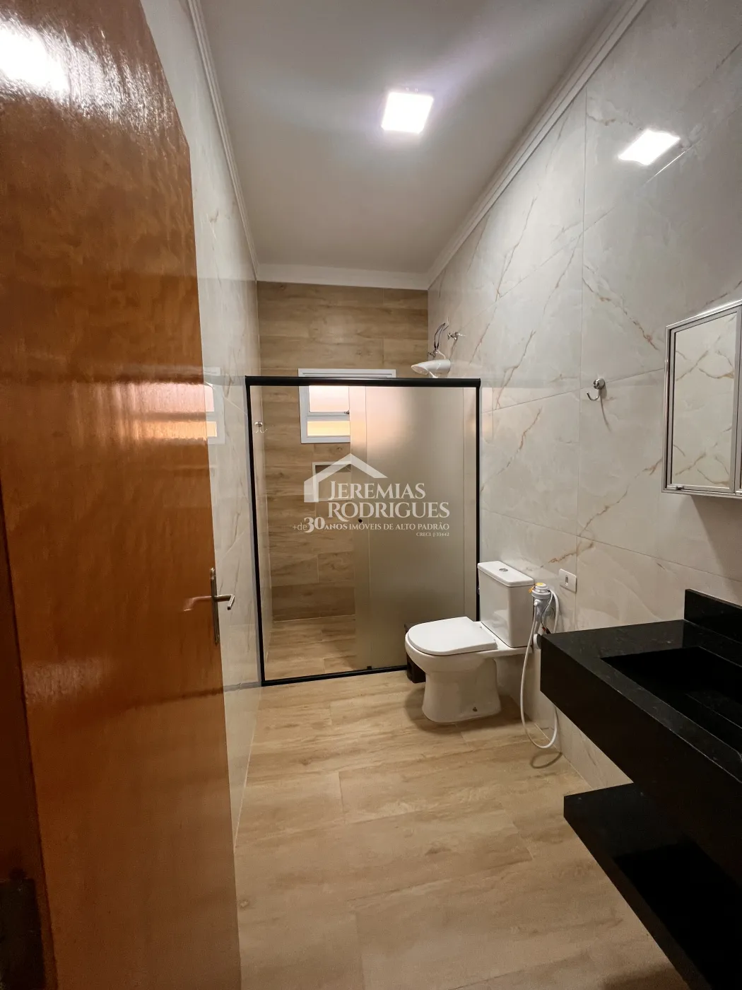 Casa à venda com 3 dormitórios no Condomínio Residencial Tecoara em Taubaté/SP.