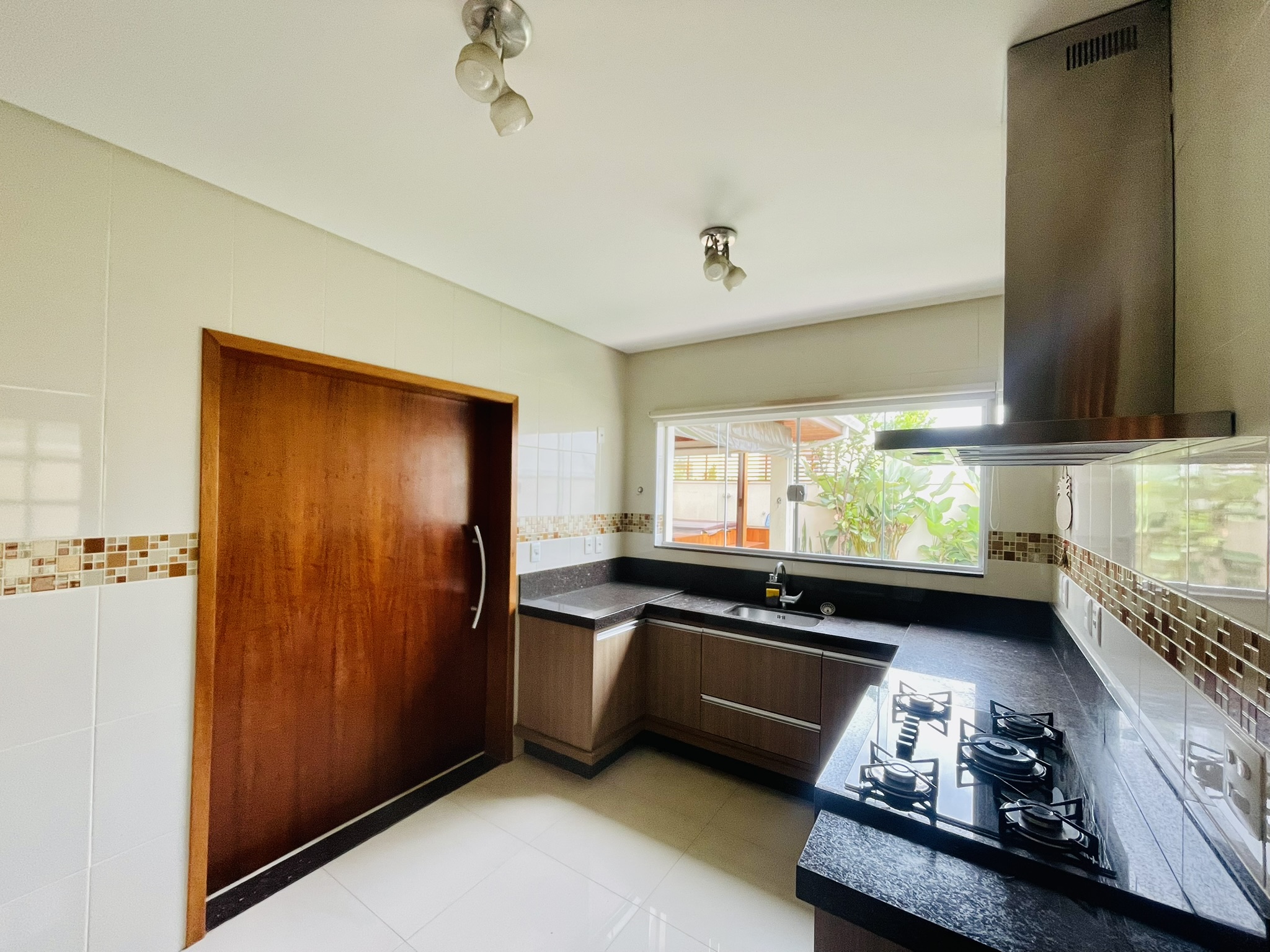 Casa para locação com 4 dormitórios no Condomínio Campos do Conde II em Tremembé/SP.