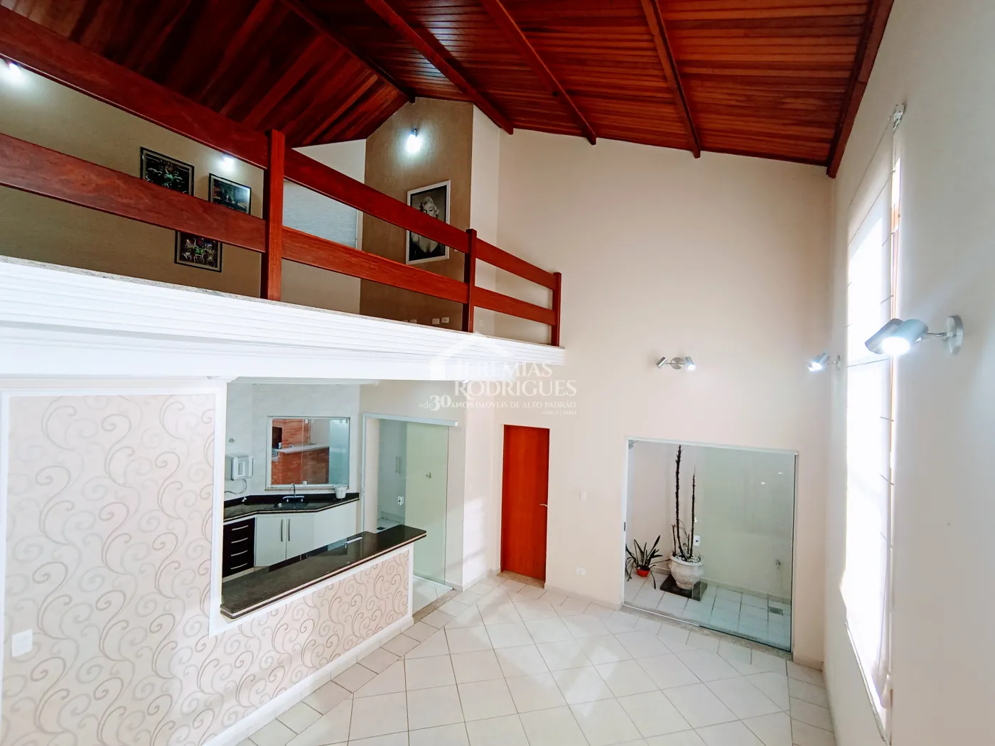 Casa à venda com 3 dormitórios no Condomínio Vale dos Príncipes em Taubaté/SP.
