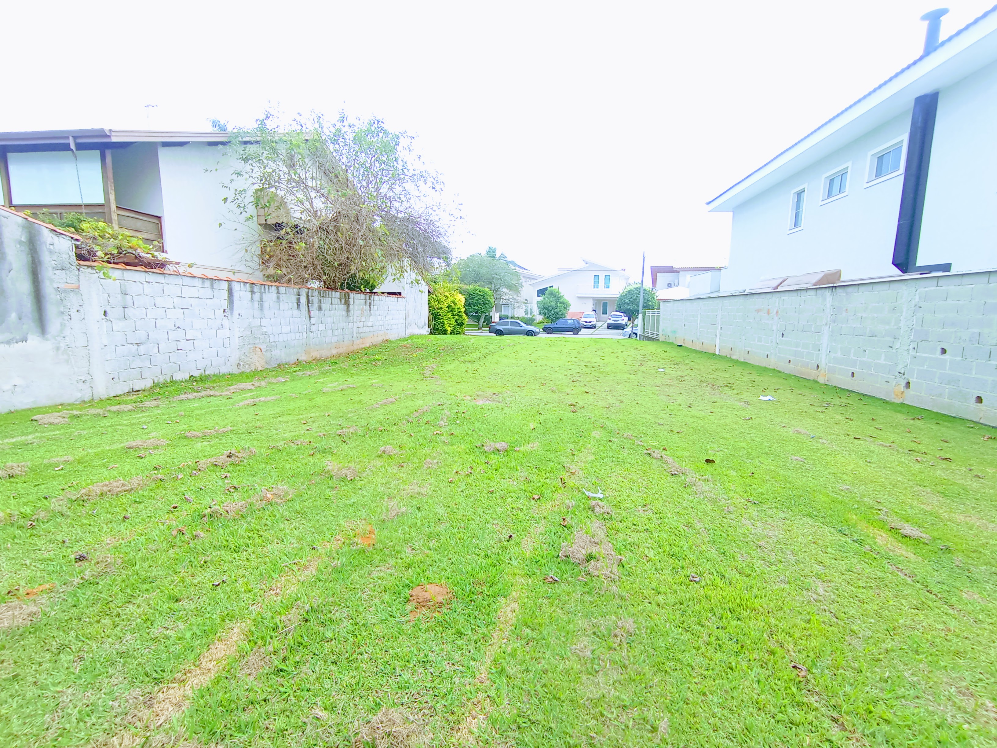 Terreno à venda com 445 m² no Condomínio Taubaté Village em Taubaté/SP. 